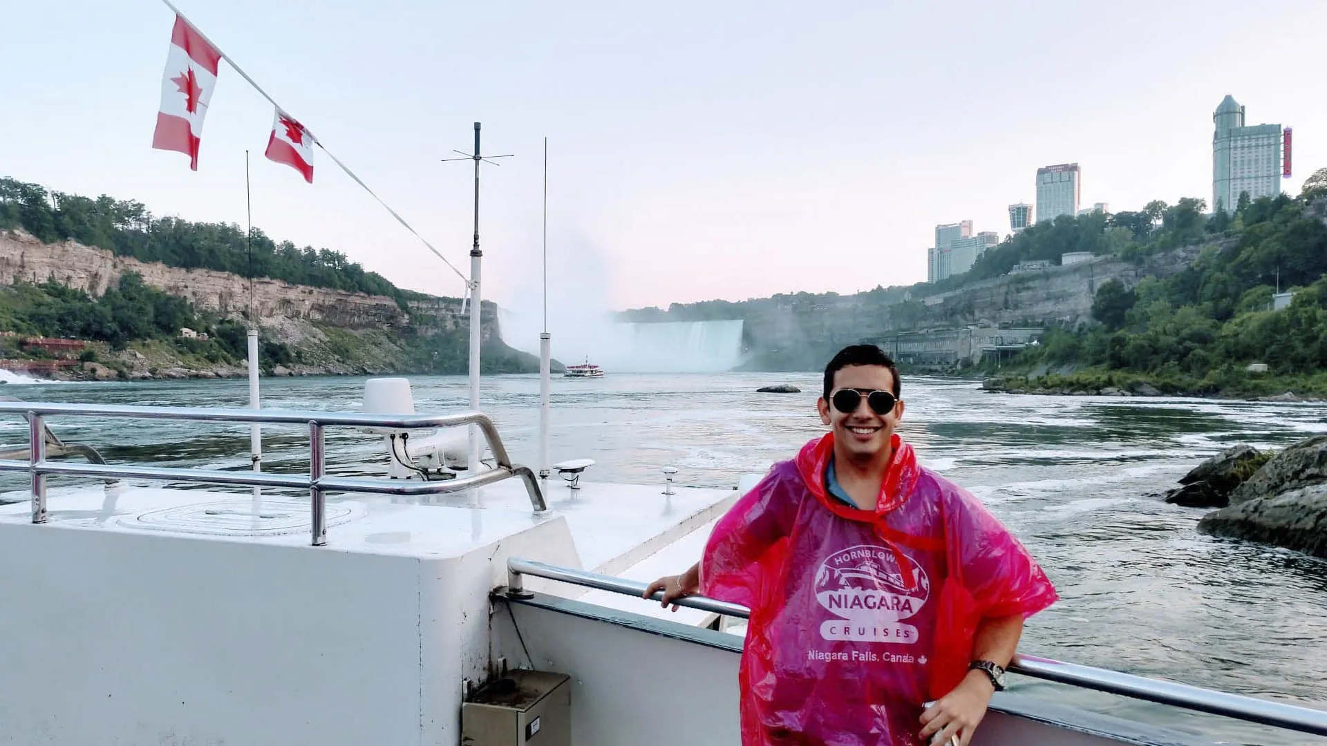 Carlos en las Cataratas del Niágara. 