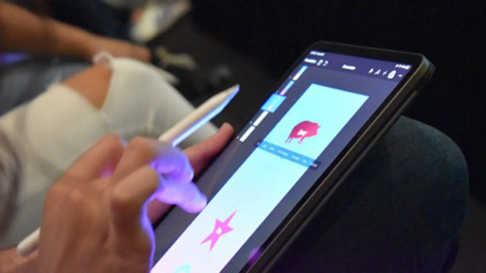 cesar probando prototipo de la app en una tableta