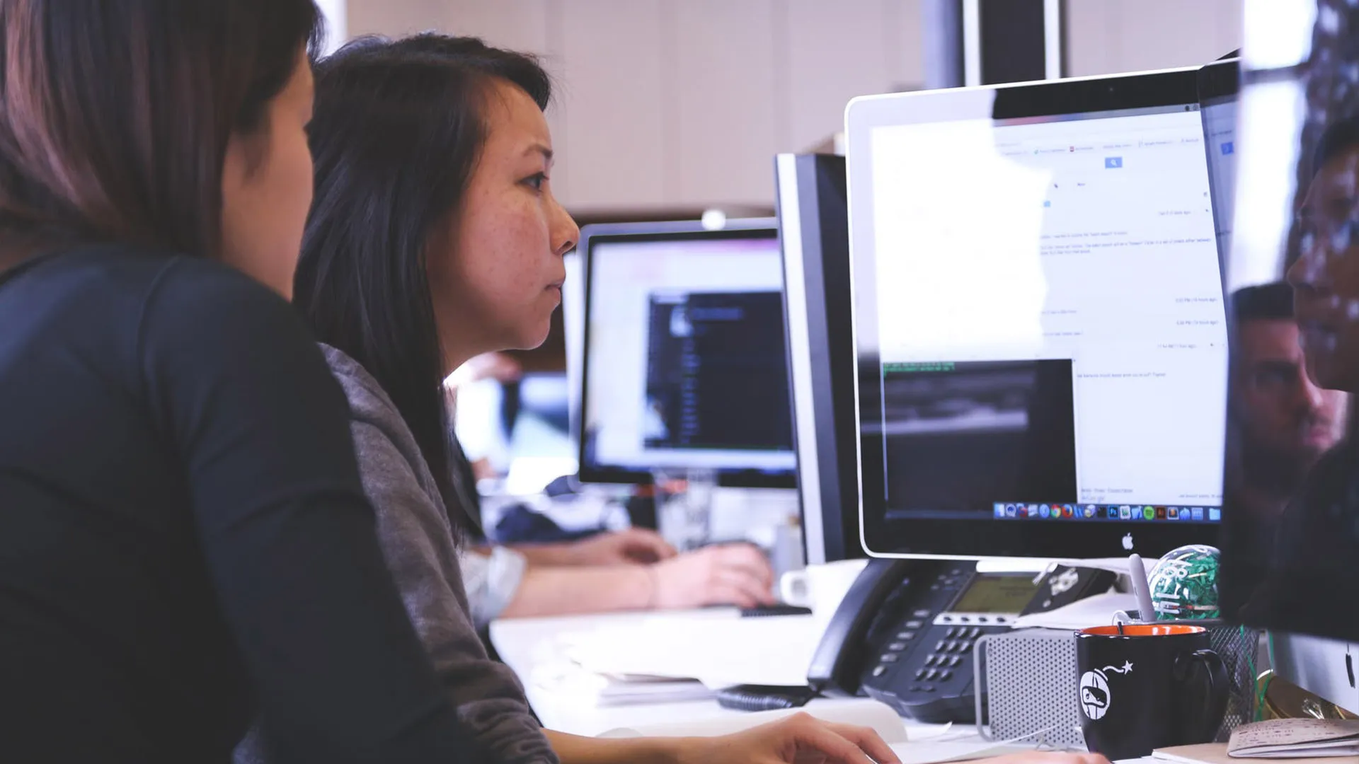 Maestra en clase de programación