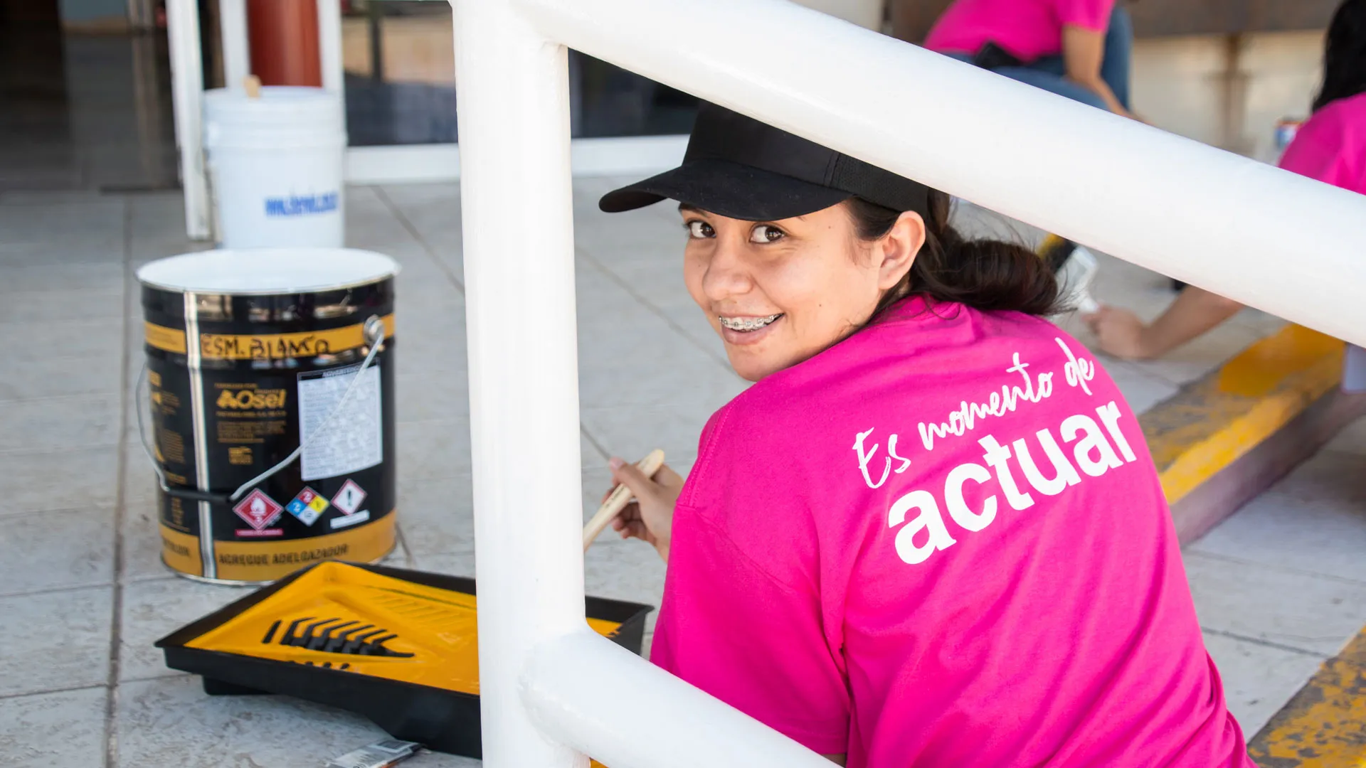 Colaboradora pintando el hospital