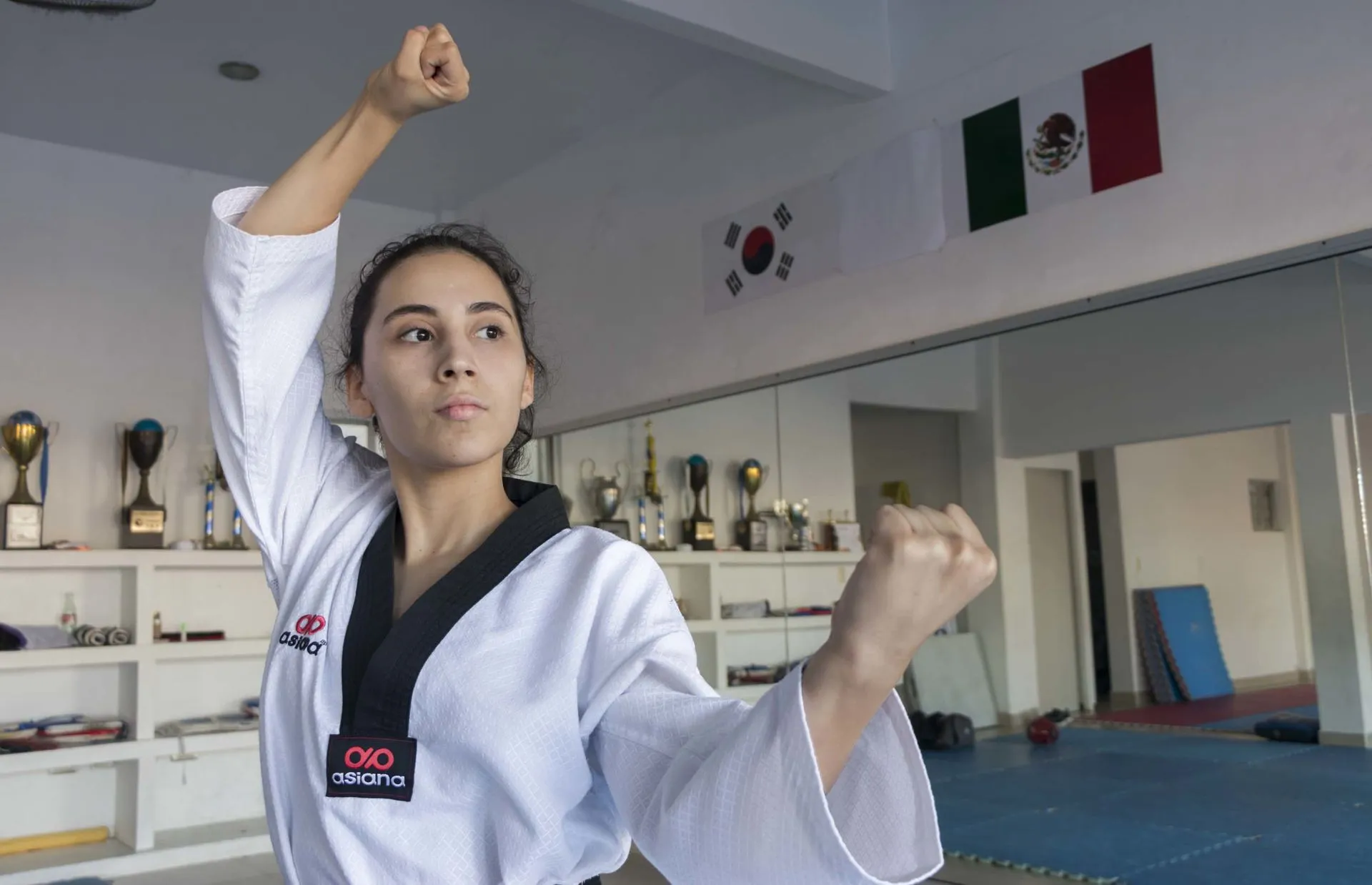 Estefany Ureta practicando taekwondo en la academia donde entrena