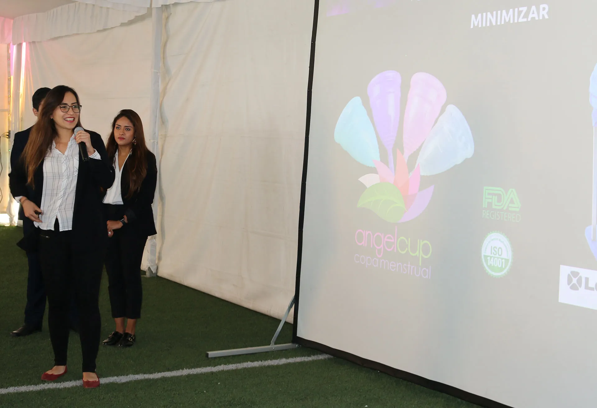 Estudiante presentando soluciones a empresa alemana Covestro