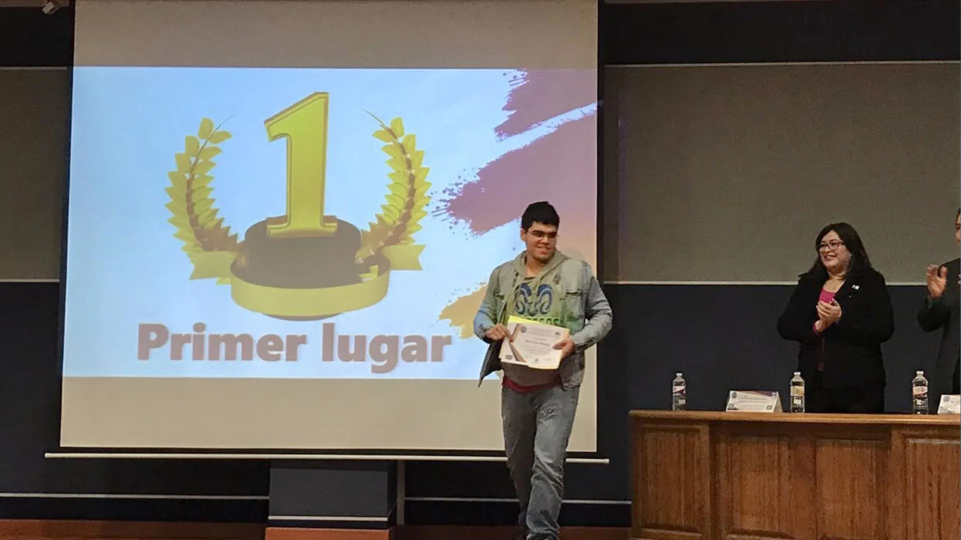 Gabriel Cueto recibiendo premio de primer lugar. 