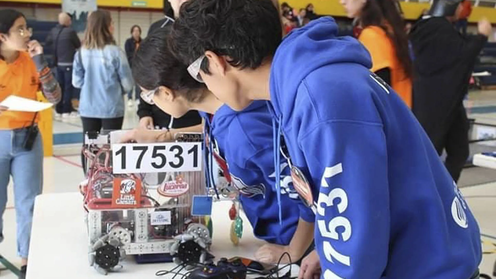 Integrantes de X-Connection preparando el robot. 