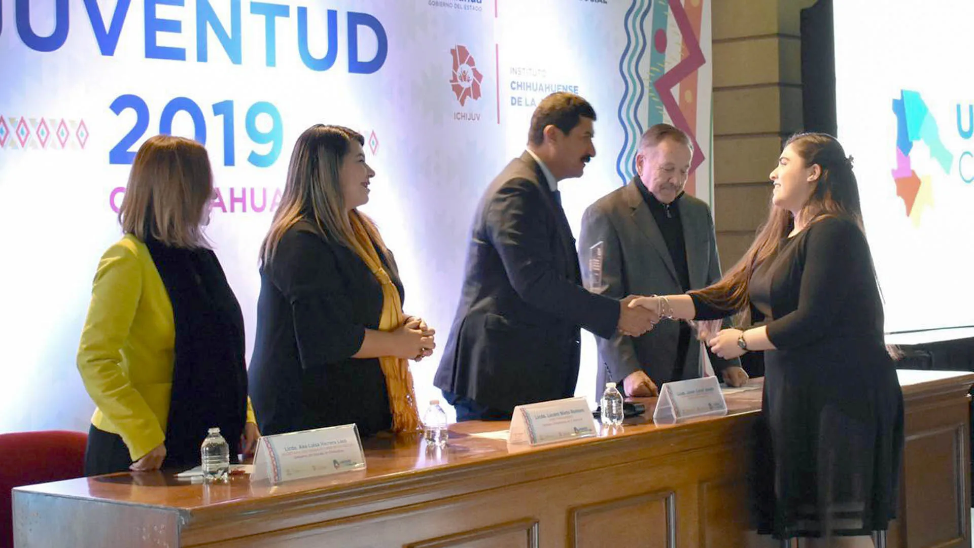 Katia García recibe premio estatal de la juventud
