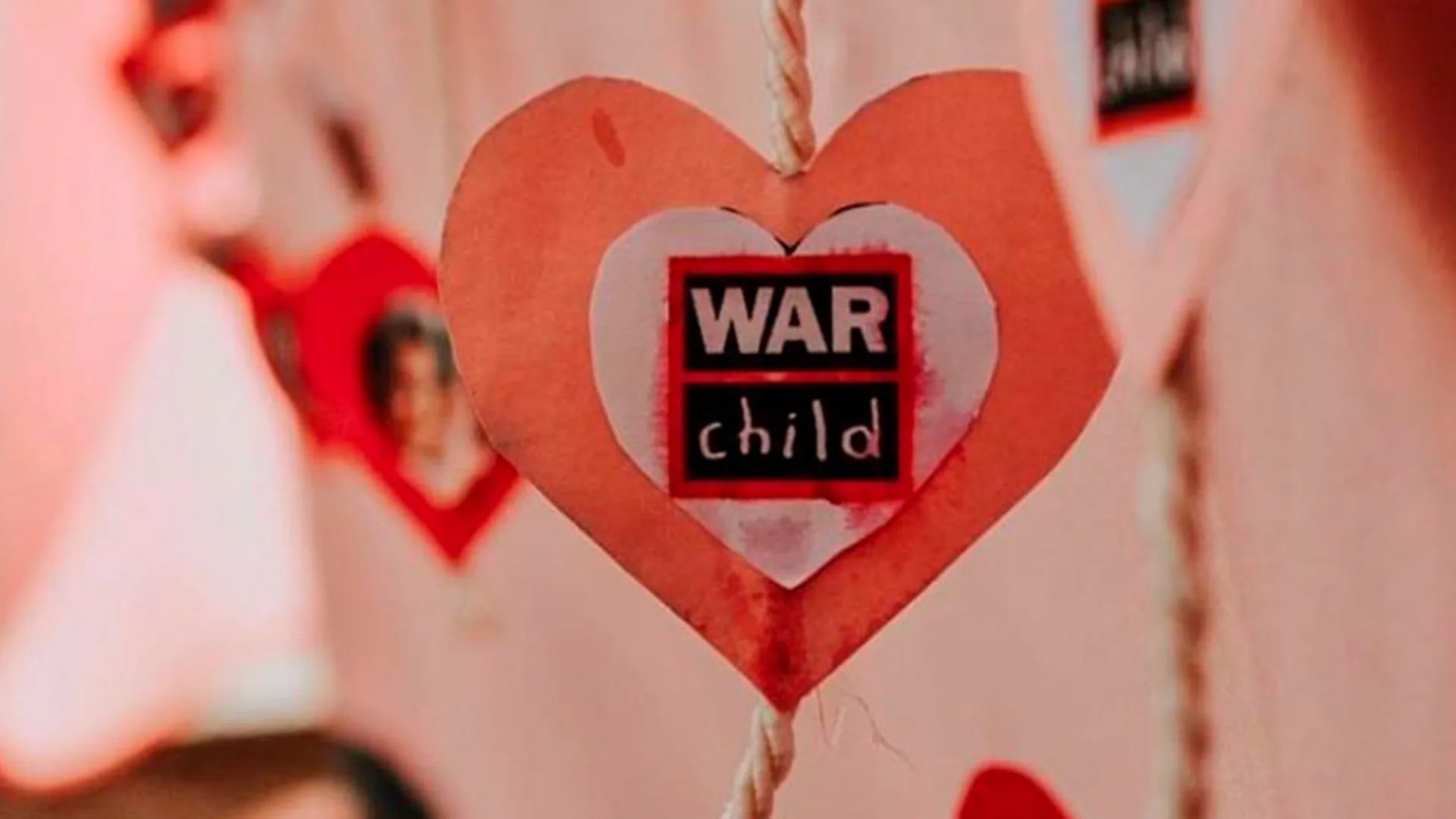 Lobo de asociación War Child usado en actividad de The Children's Project. 