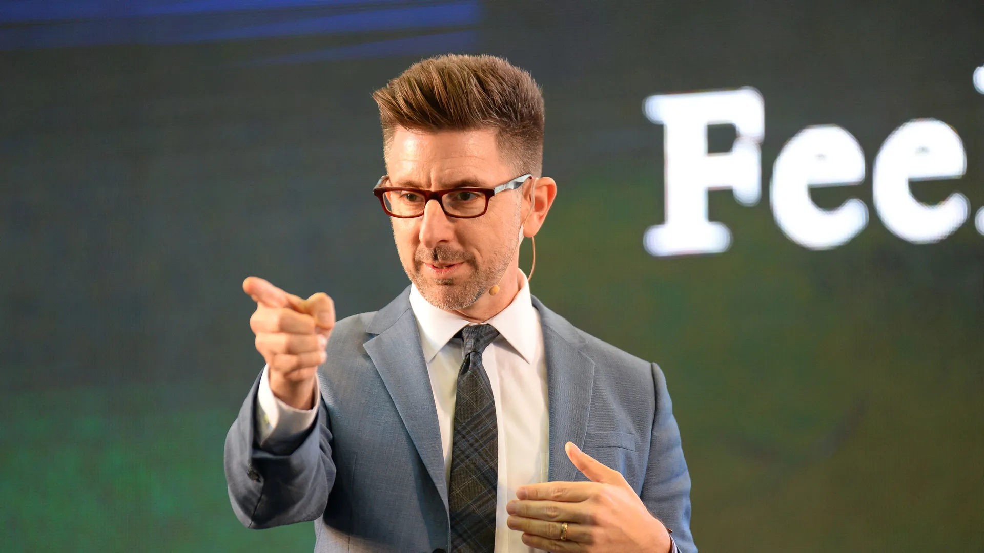 Marc Brackett da conferencia sobre el manejo emocional.