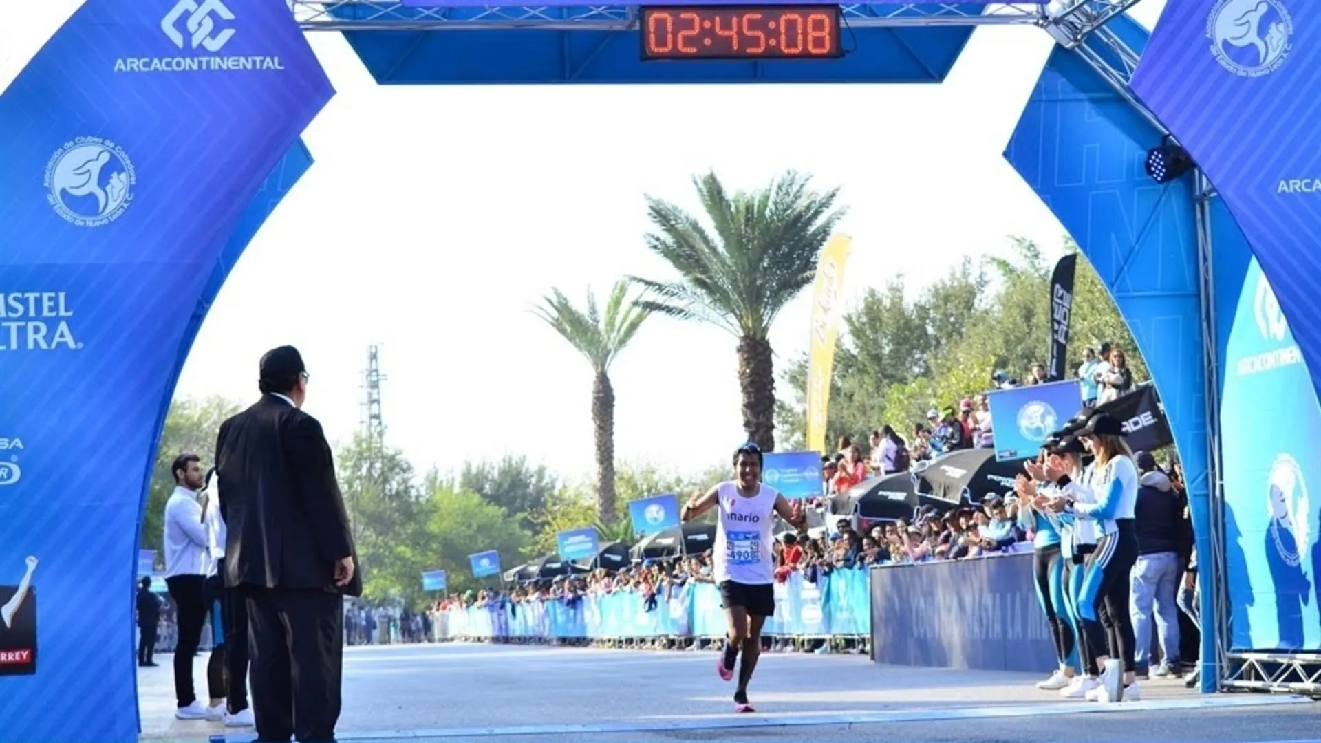 Mario Martínez tuvo una destacada participación al ganar la Categoría Juvenil Universitaria del Maratón de Monterrey 2019