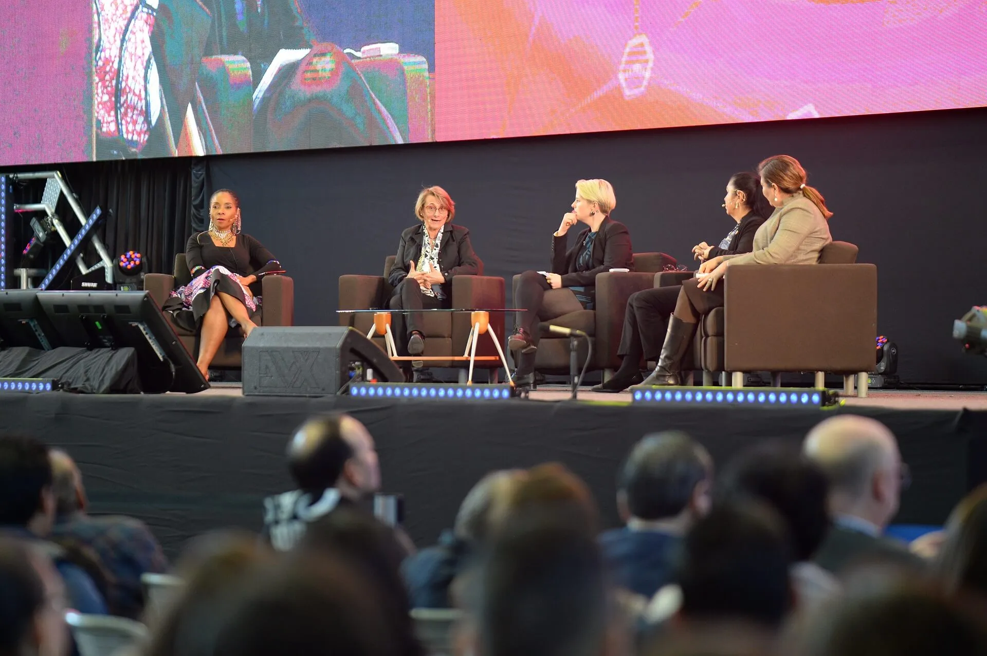 Mujeres líderes en universidades, una tendencia a la baja