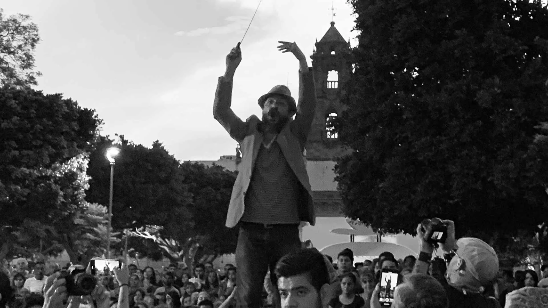 Profesor del Tec dirige a 230 músicos en un flashmob masivo