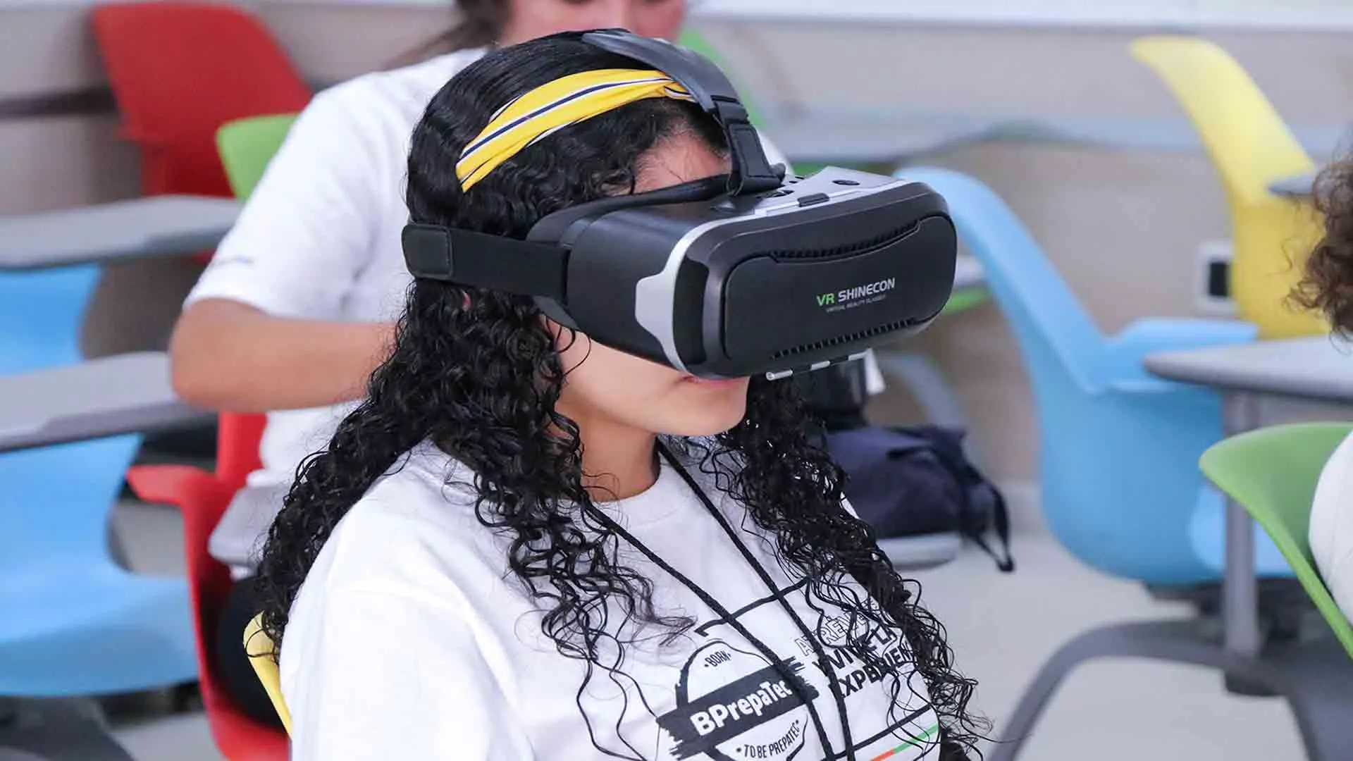 Alumnos utilizando las gafas de realidad virtual en clase. 