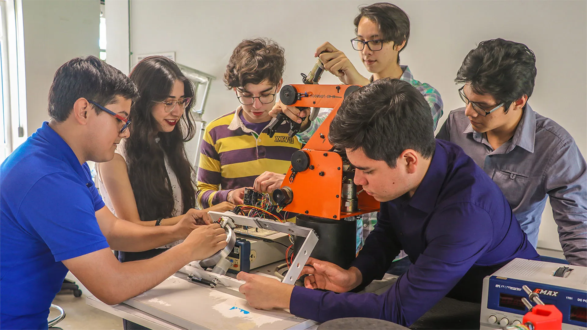 Los alumnos de ingeniería trabajando en los proyectos.