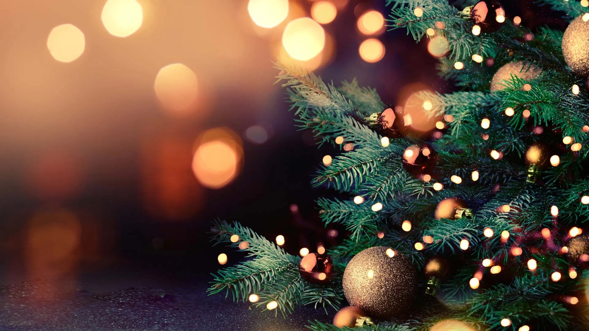 El pino de navidad es uno de los símbolos populares de las fiestas decembrinas.