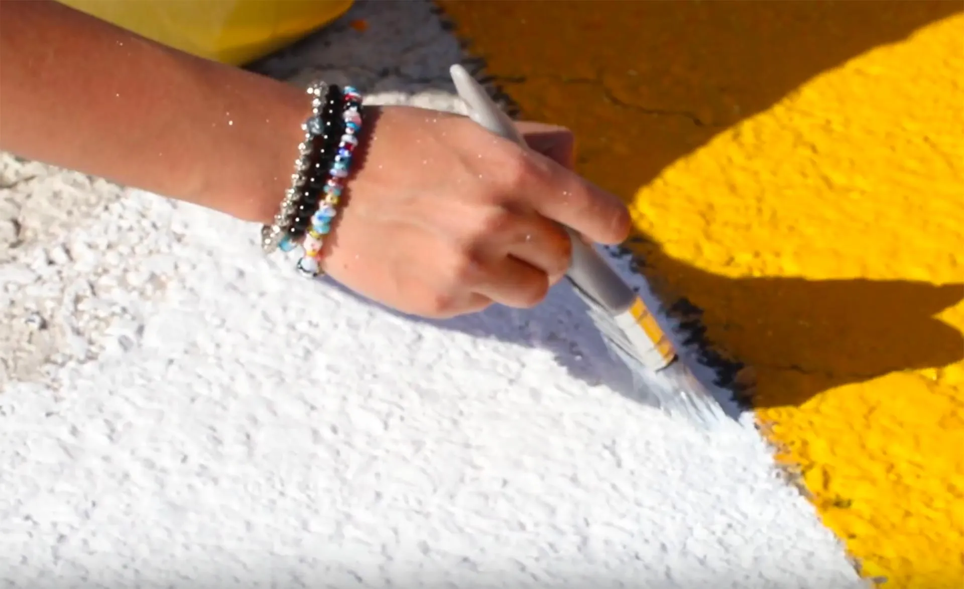 colaborador pintando en Voluntariado Tec