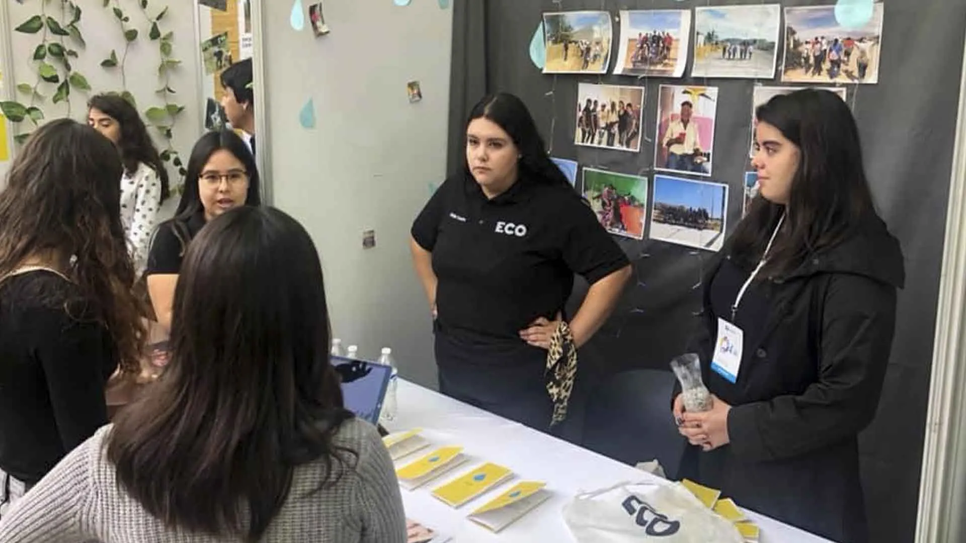Alexa y Frida exponiendo su proyecto