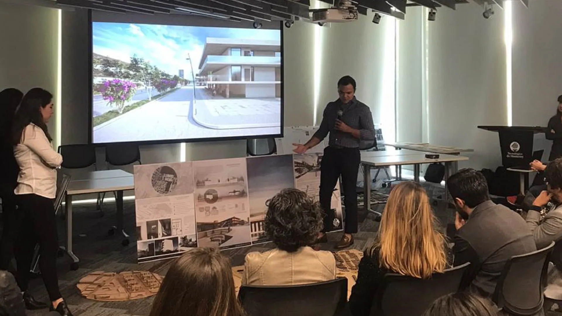 Alumnos de arquitectura, presentando el proyecto a INFONAVIT
