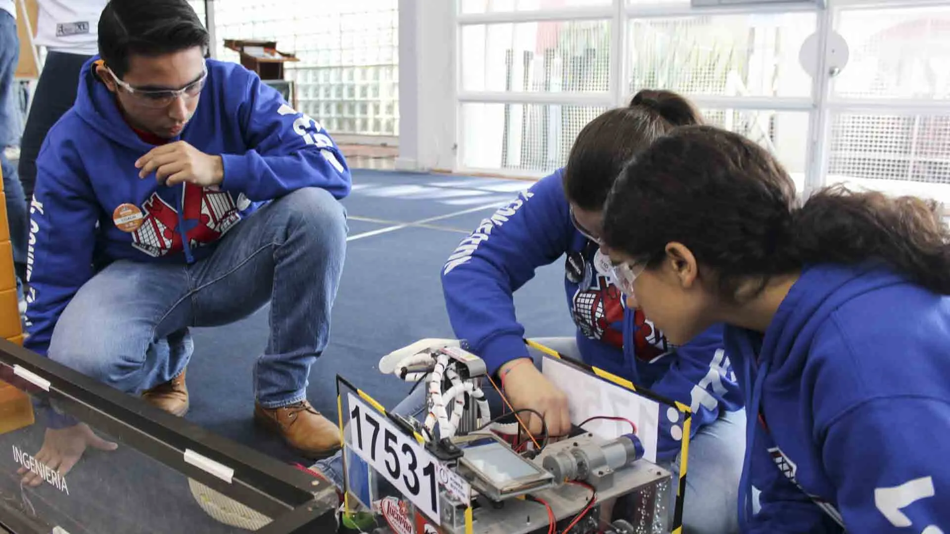 X-Connection ajustando el robot.