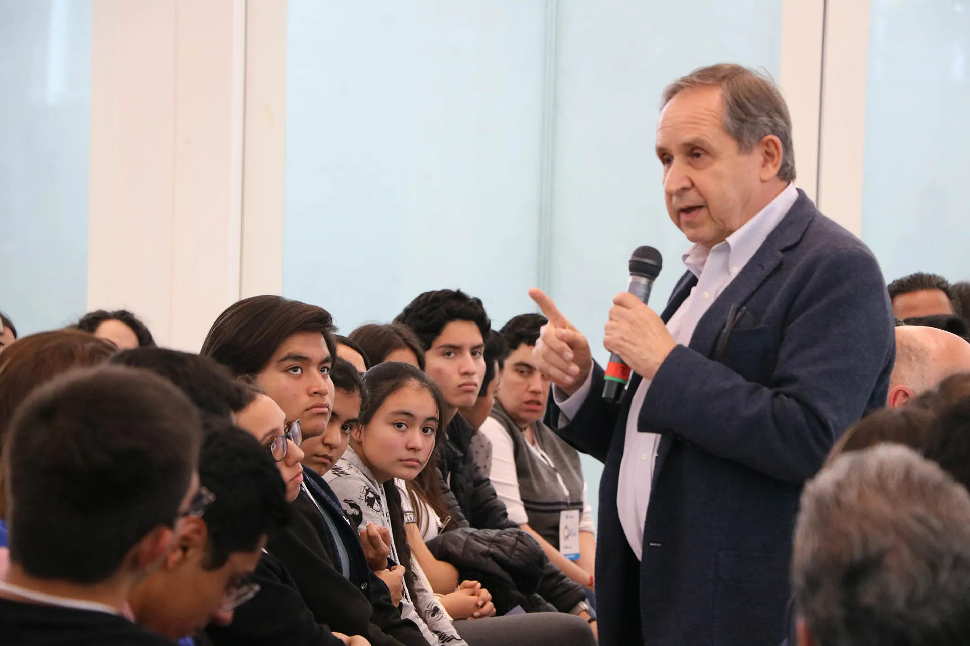 Invita a alumnos de PrepaTec a trascender en su sentido humano