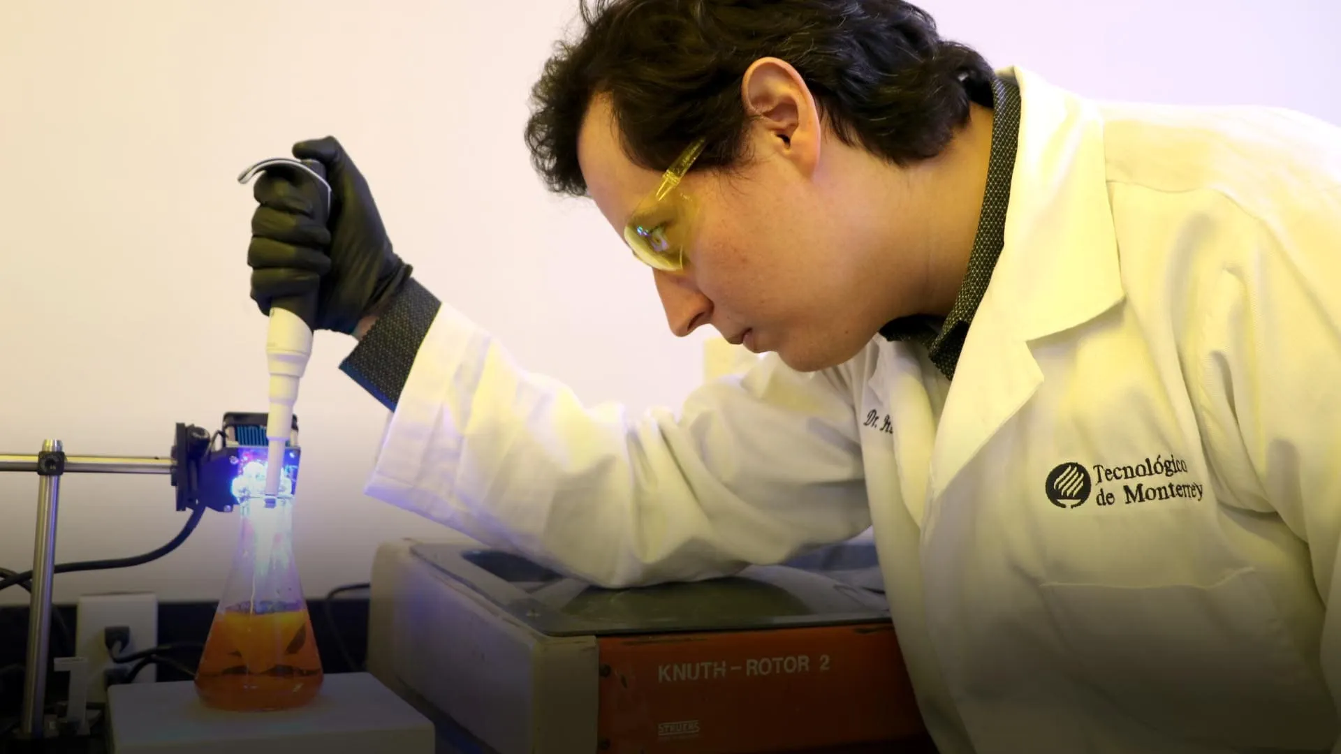 Héctor Alan reconocido Innovador menor de 35 MIT