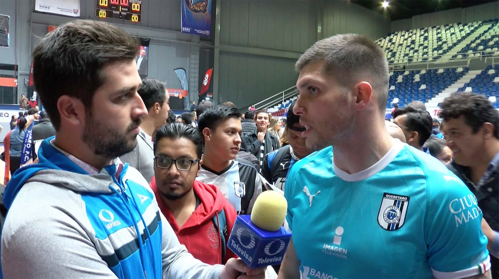 Joven mexicano entrevistando a portero de Gallos Blancos