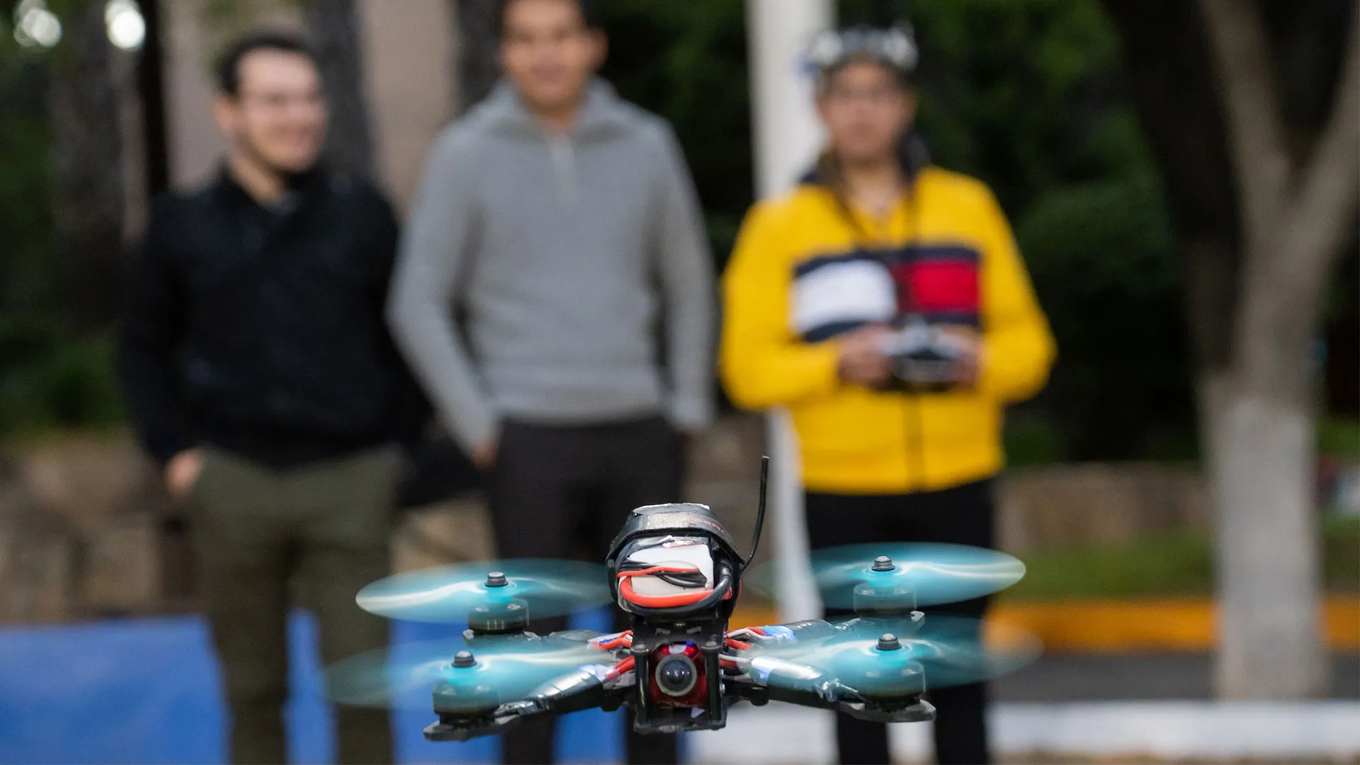 Tres de los cinco jóvenes pilotando un dron