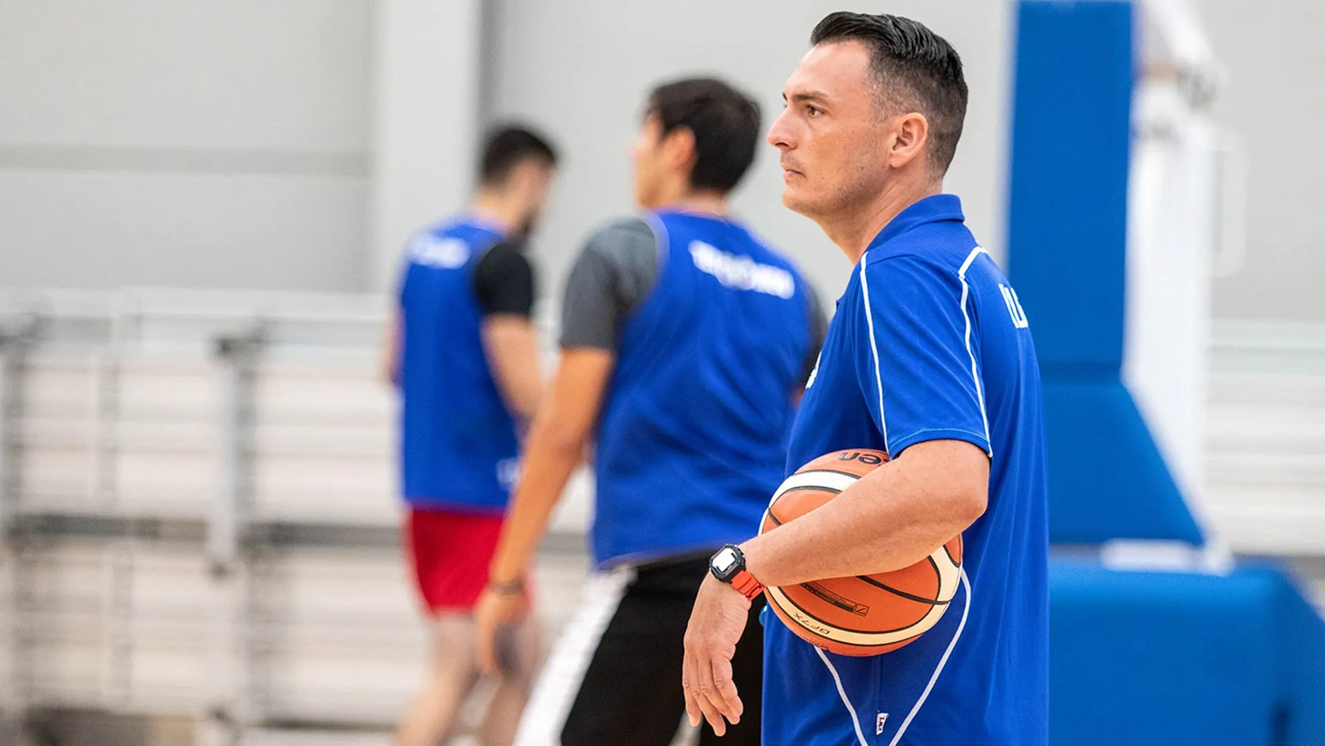 Sergio Molina dirigiendo entrenamiento de Borregos Hidalgo