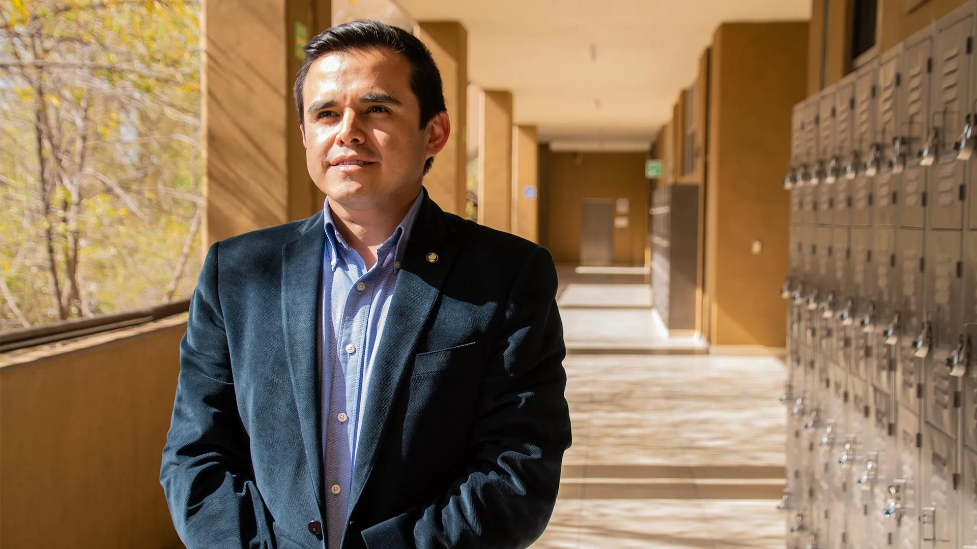 Santiago en un pasillo de Tec de Monterrey