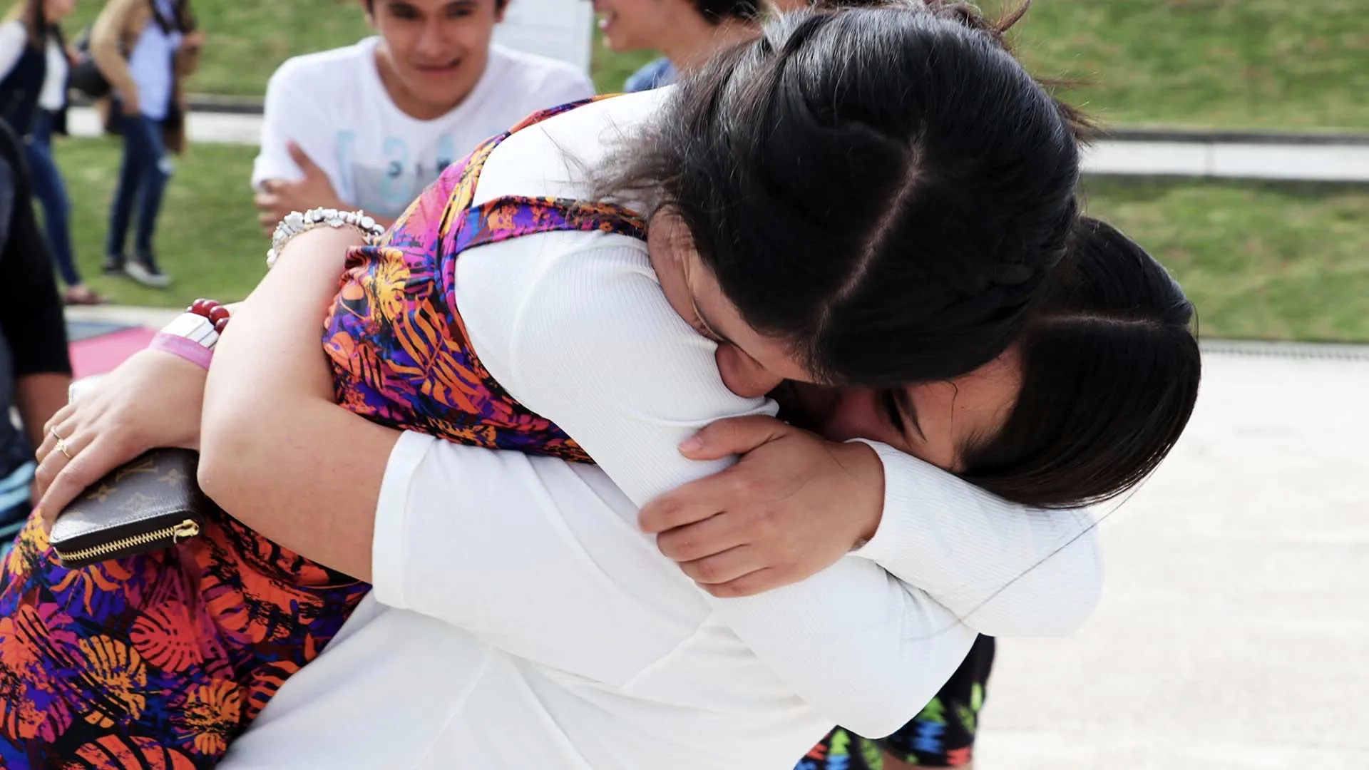 Alumnas de PrepaTec abrazándose emotivamente en Día Tec.