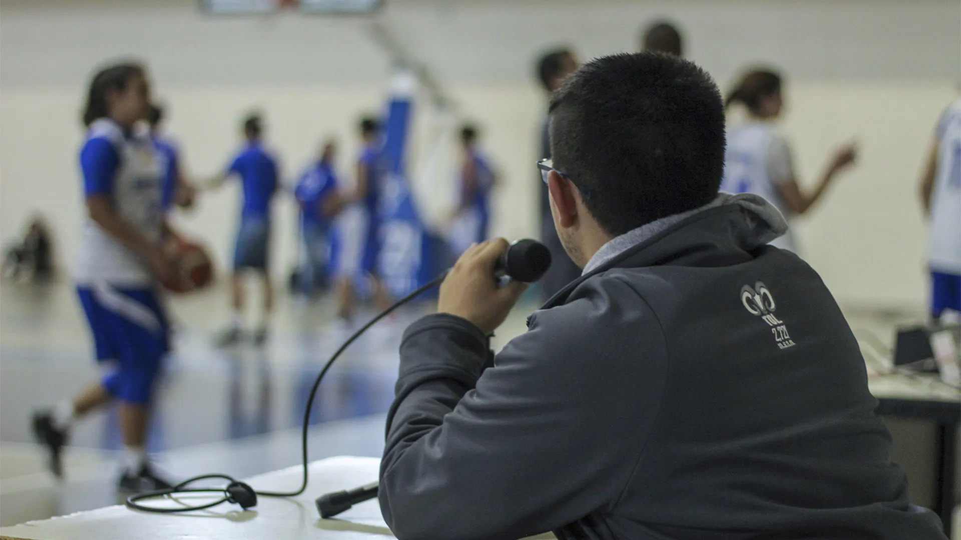 Alfonso Morales narrando partido de baloncesto en el Tec de Monterrey, campus Toluca