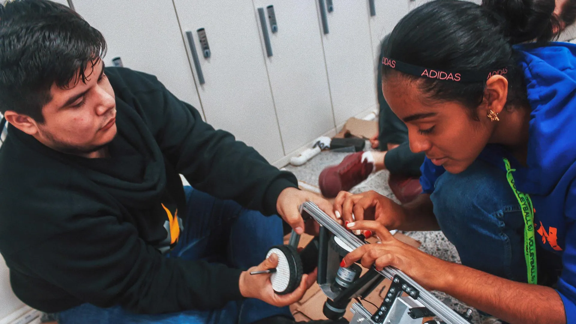 equipo de lightning gears trabajando en su robot