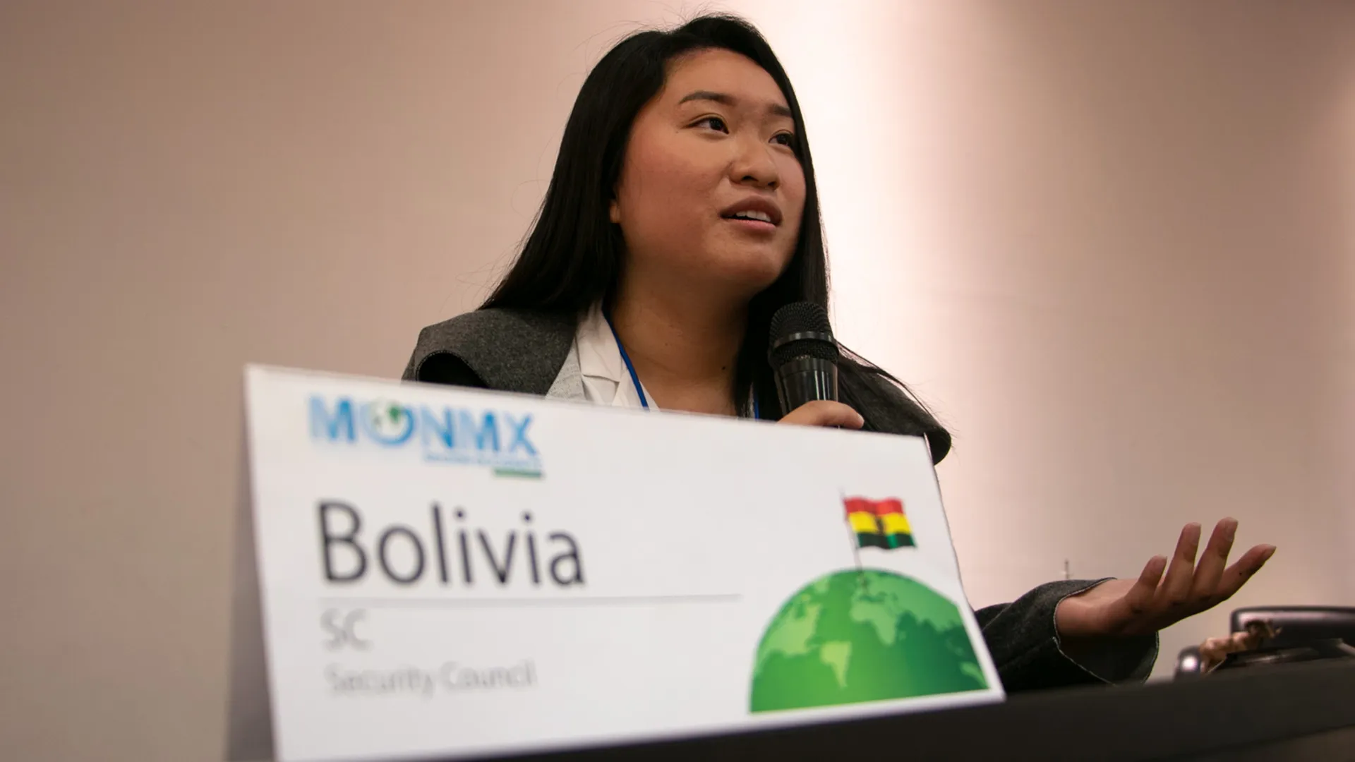 Lily exponiendoen MUN y lista para asistir a MUN HARVARD