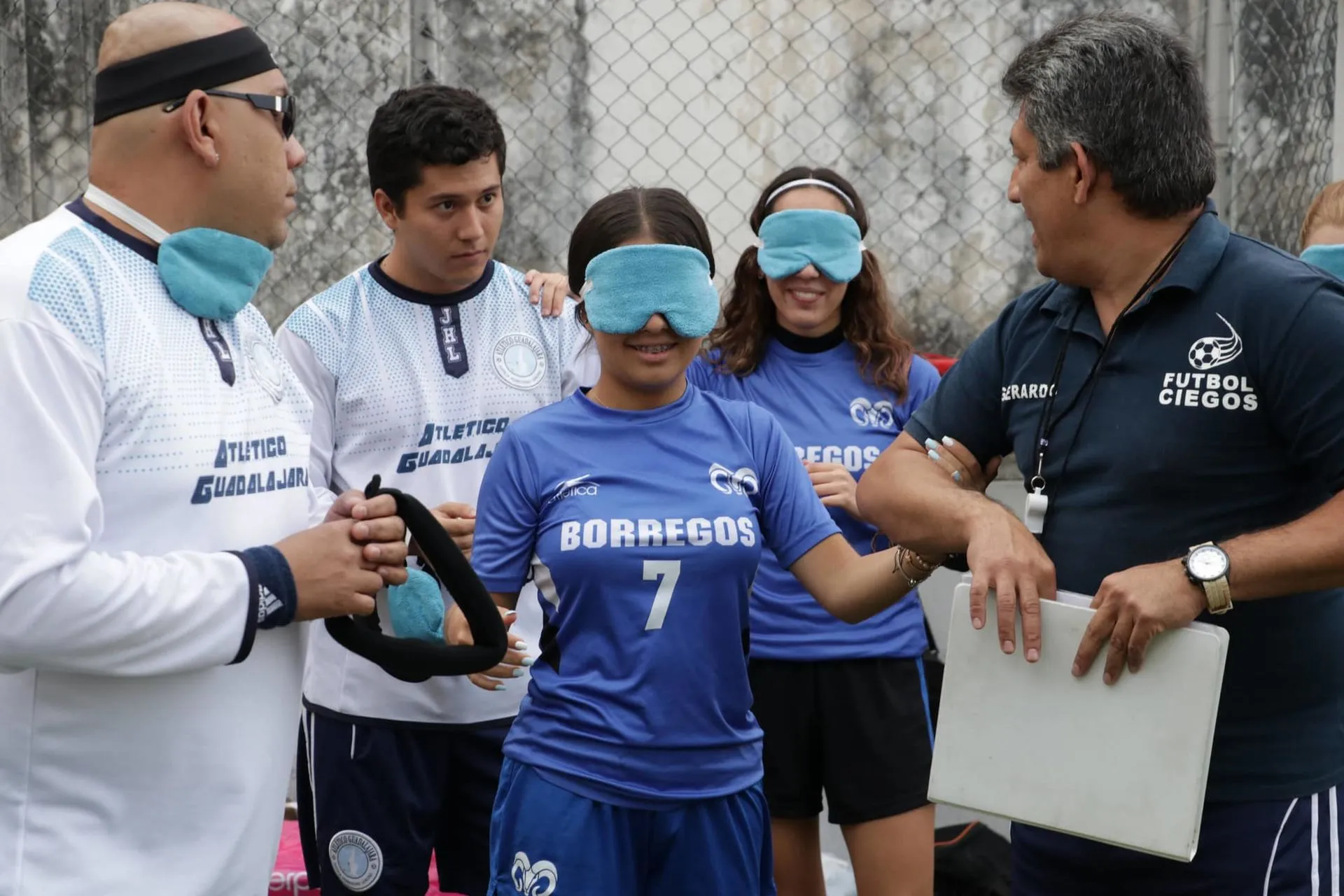 Partido de soccer entre Borregas de PrepaTec Santa Anita y Atlético Guadalajara Escuela de Futbol para Ciegos