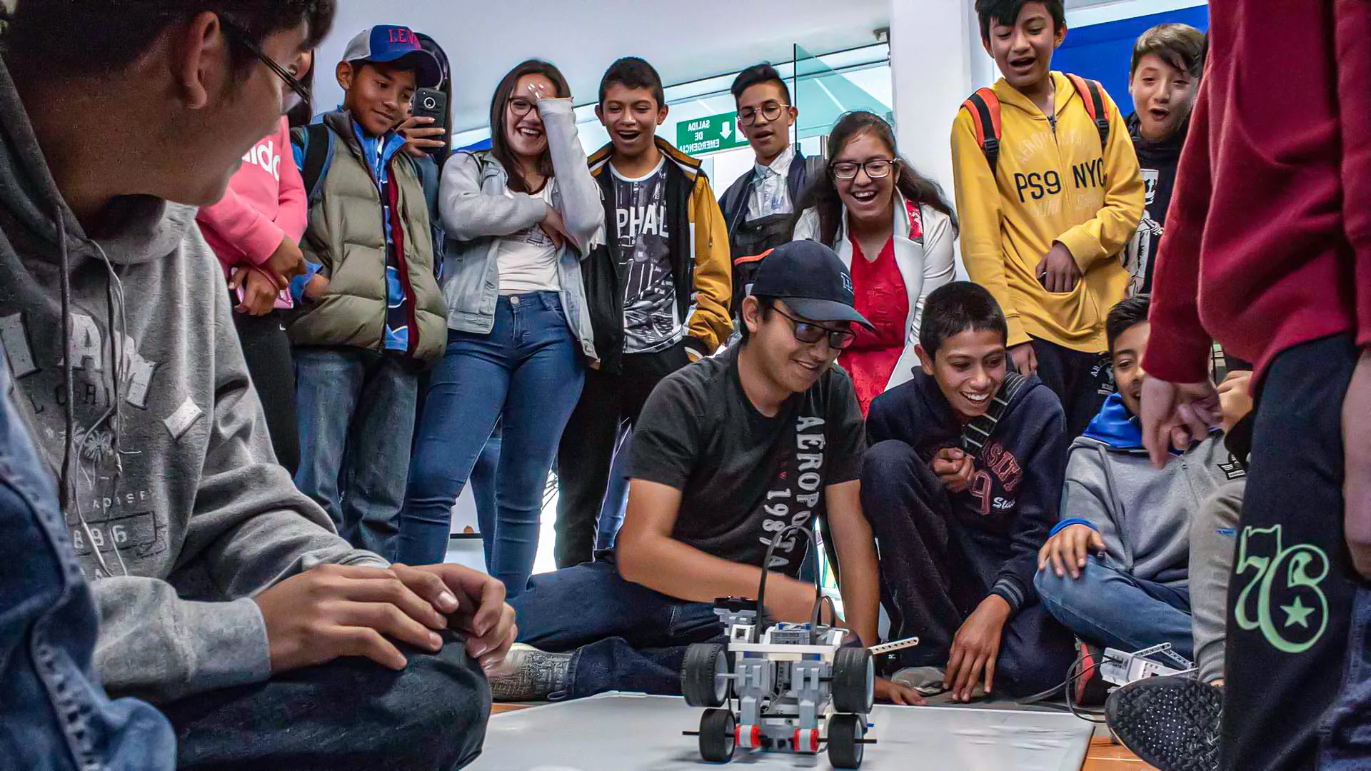 Alumnos que participan en proyecto PepSEC dando clase a alumnos de secundaria