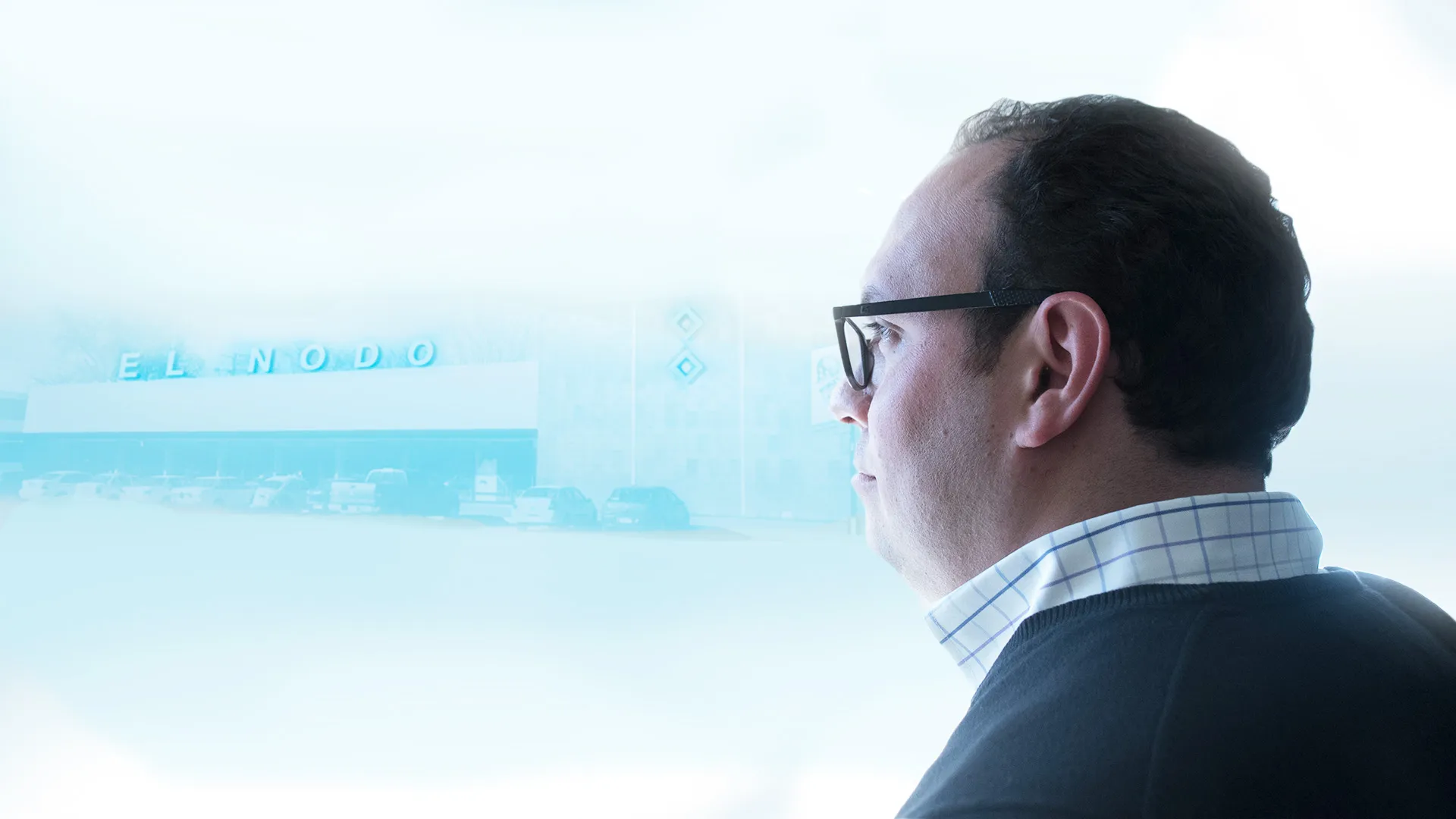 Fundador de El Nodo viendo sus instalaciones