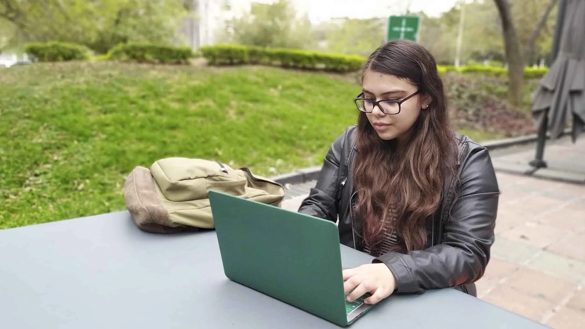 Nadia García en su computadora