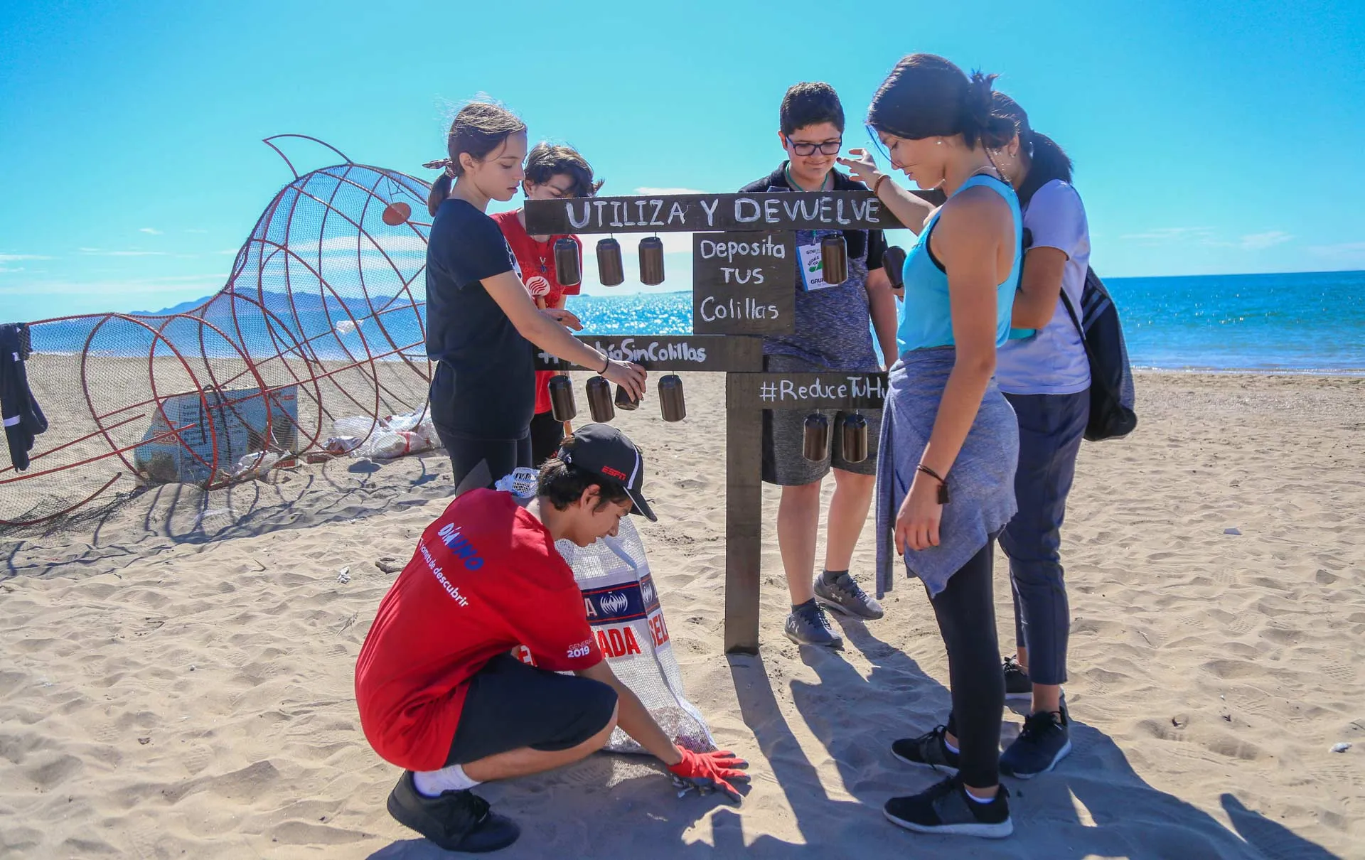 Equipo PrepaTec en Kino colocan contenedor para colillas de cigarros