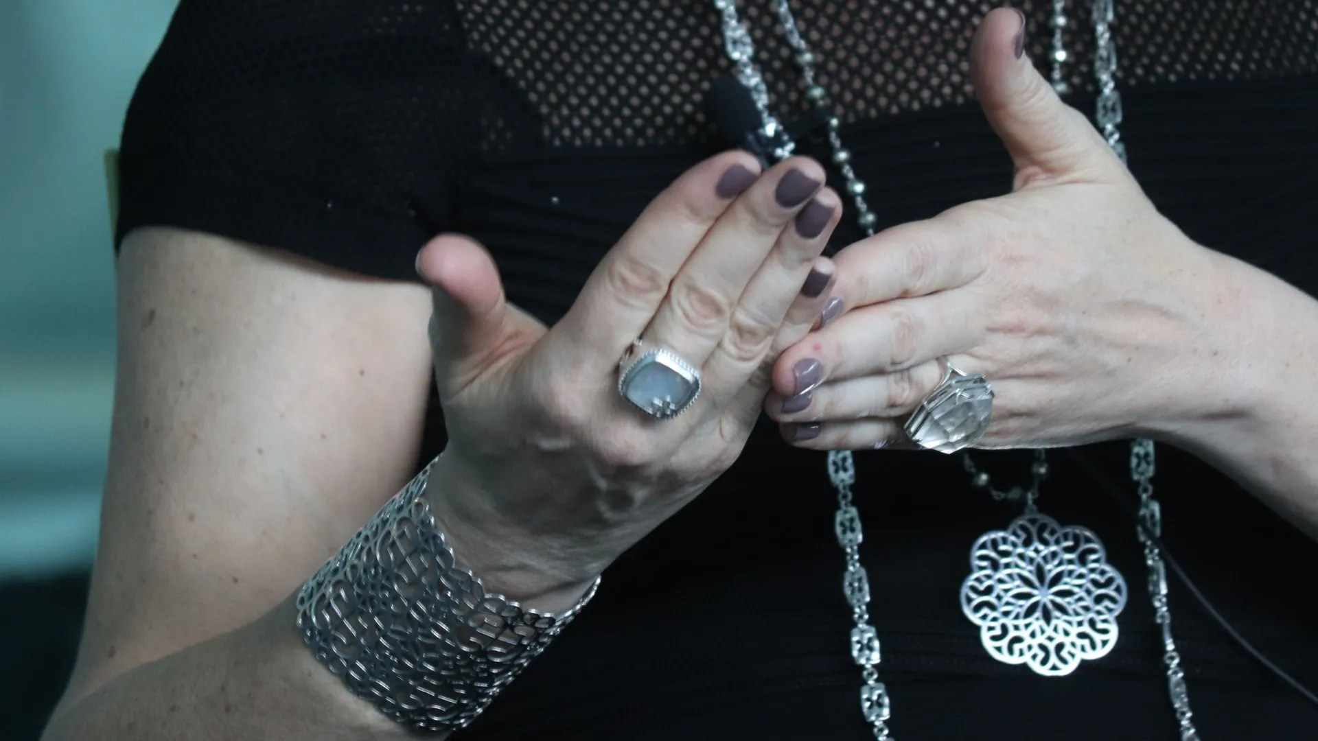 El talento para el diseño y la elección de los material son un papel importante en cada pieza de plata.