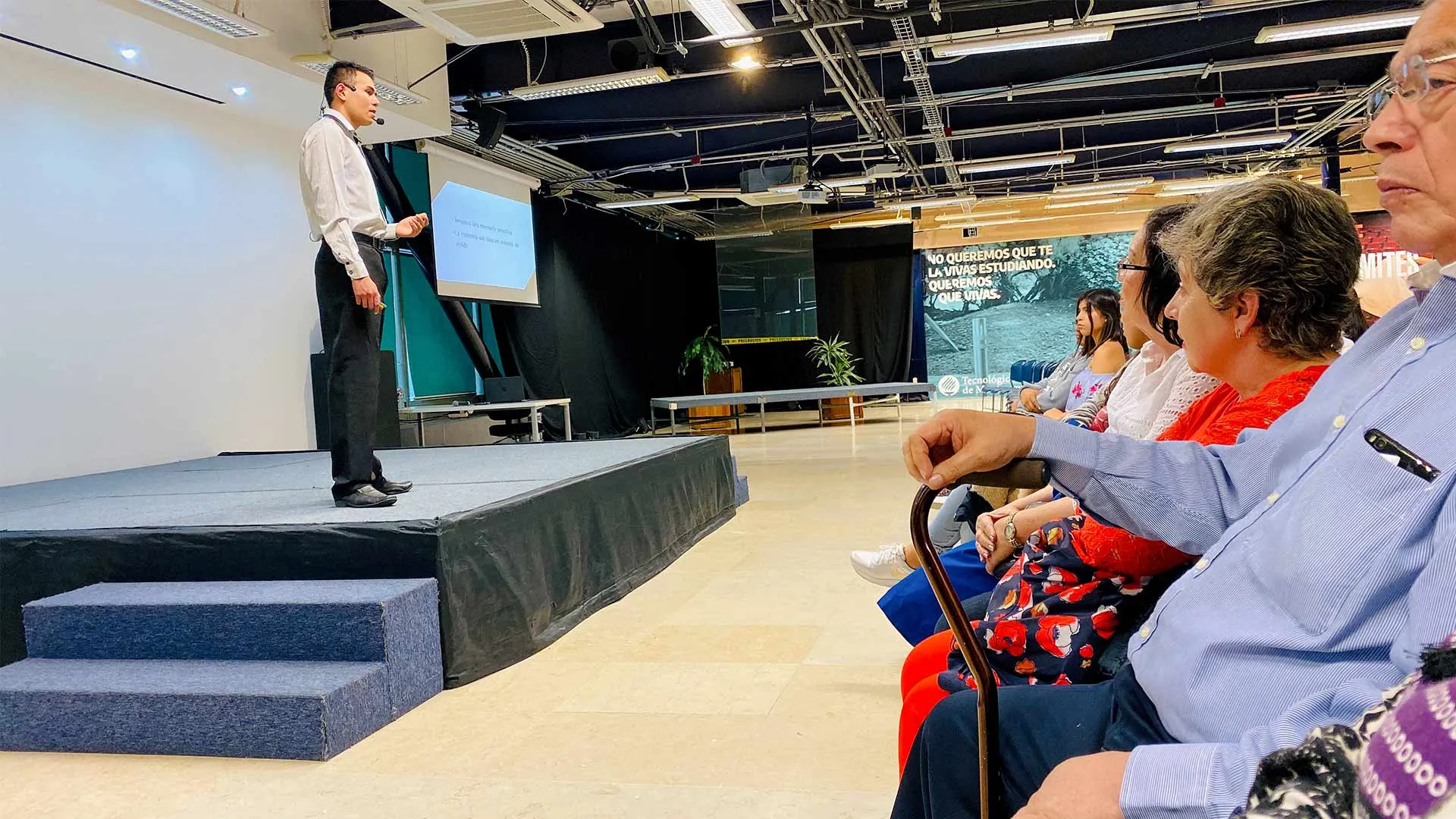 Abraham Magaña, Líder del Mañana dando conferencia en Toastmasters.