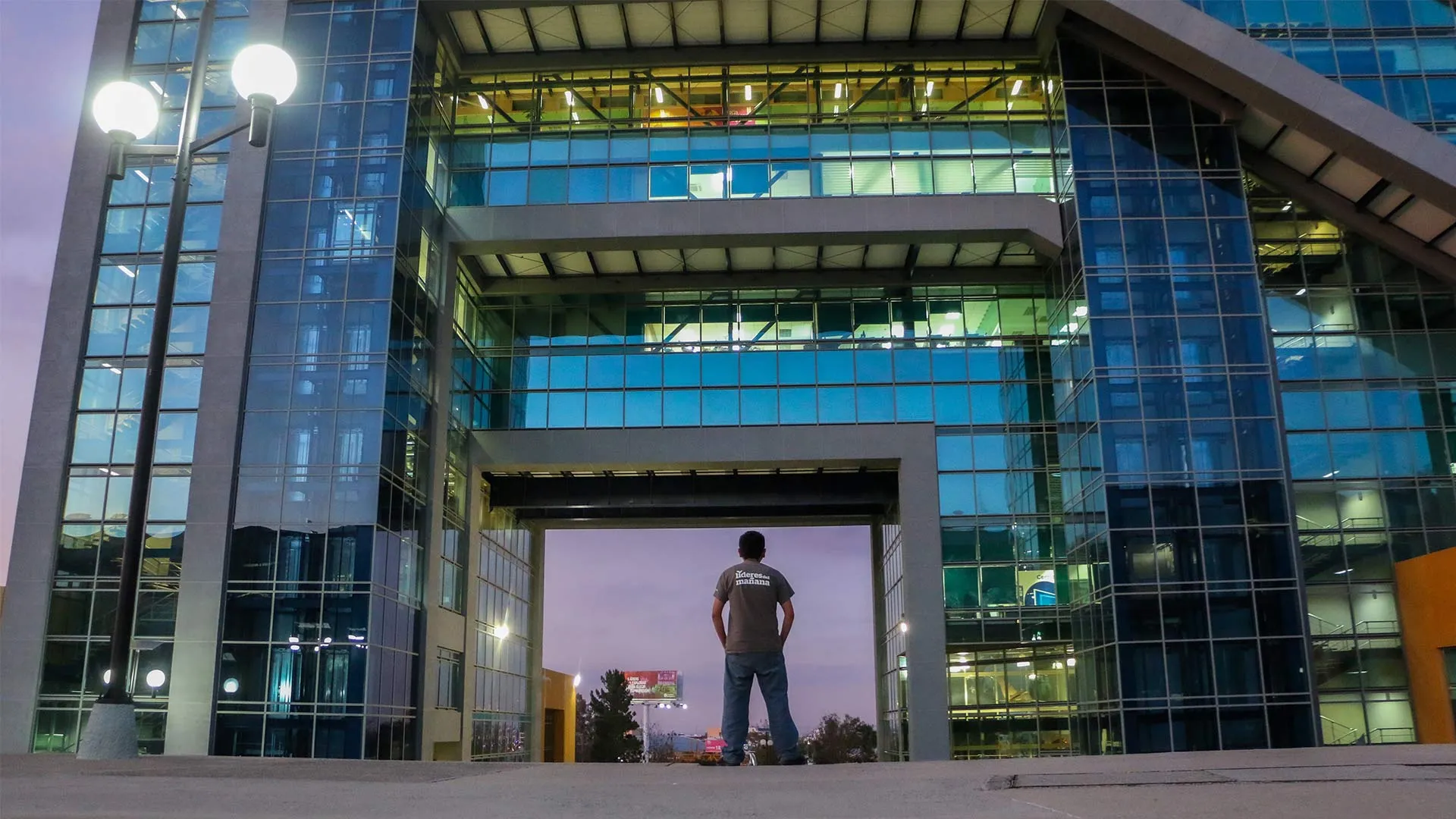 Azael Cisneros, Líder del Mañana