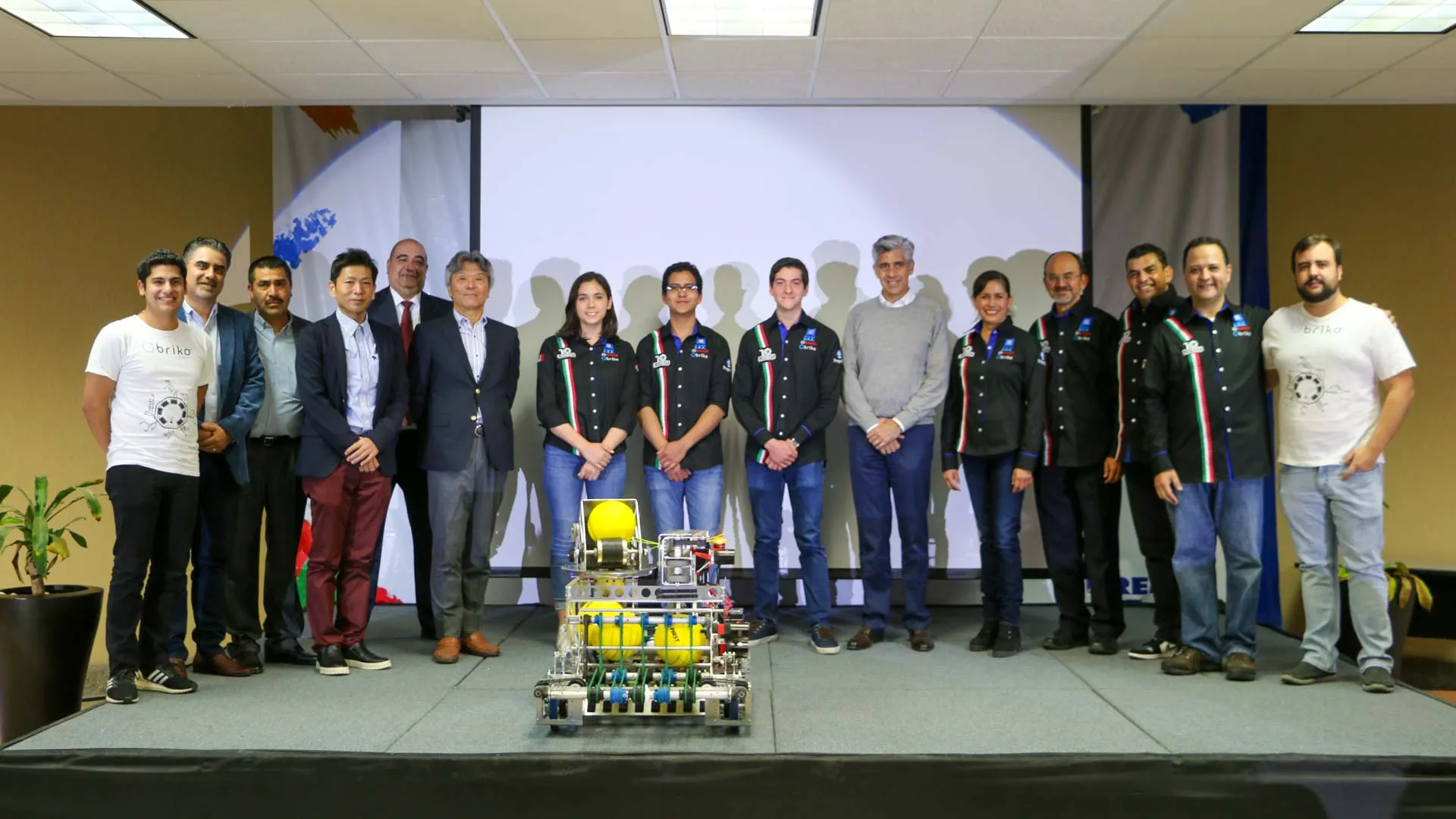 Capitanes y patrocinadores junto a su robot.