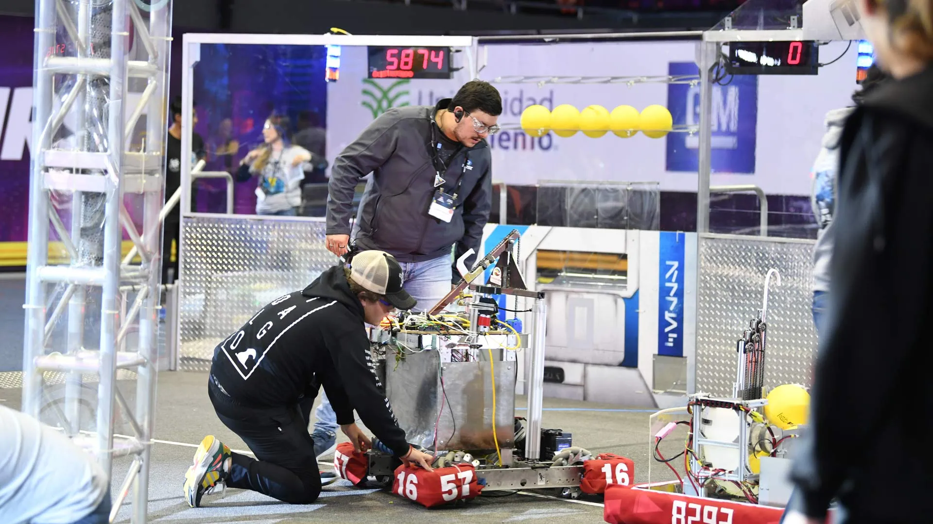 Porras, gritos y nervios: así fue el día de pruebas de FIRST Monterrey