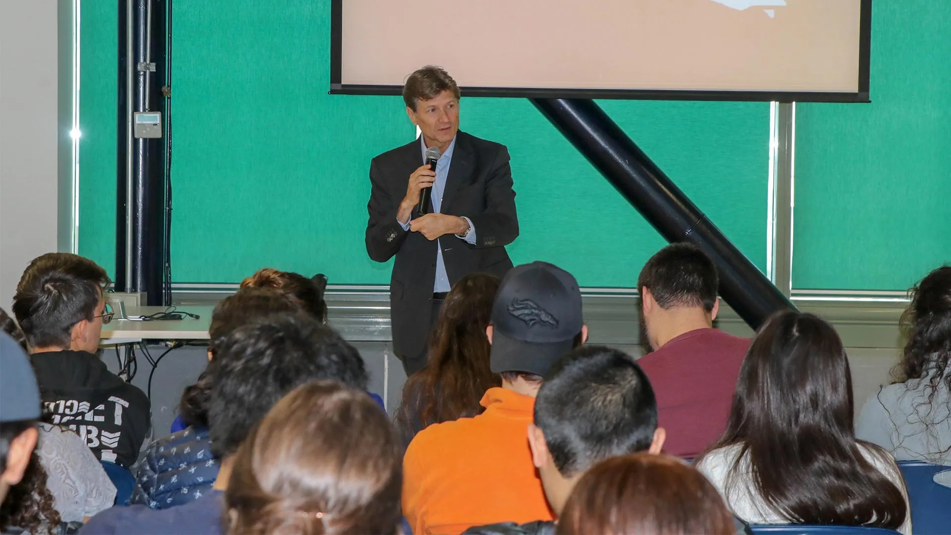 Enrique de la Madrid en su conferencia.