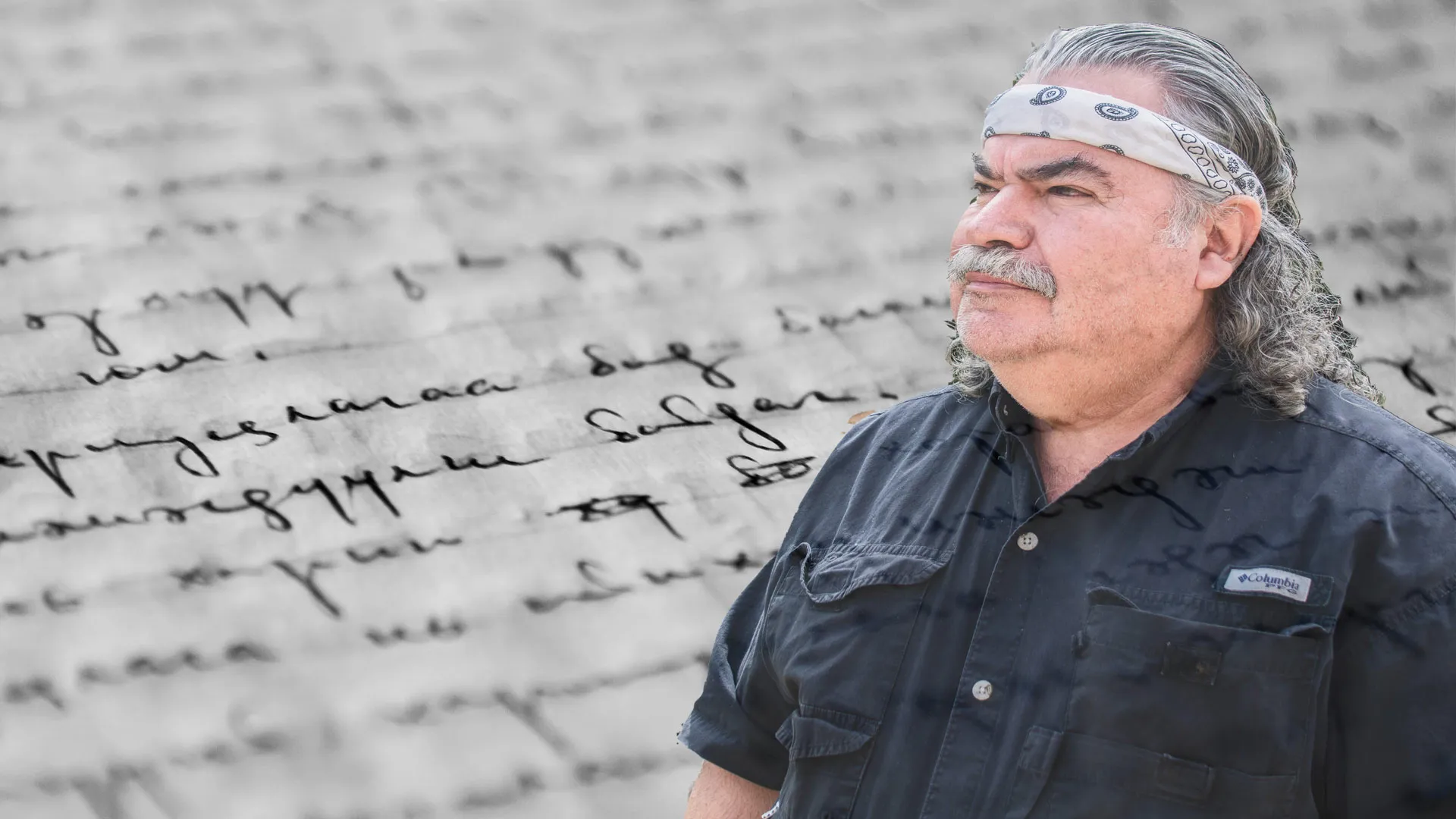 Sergio Avilés sobre fondo de manuscrito