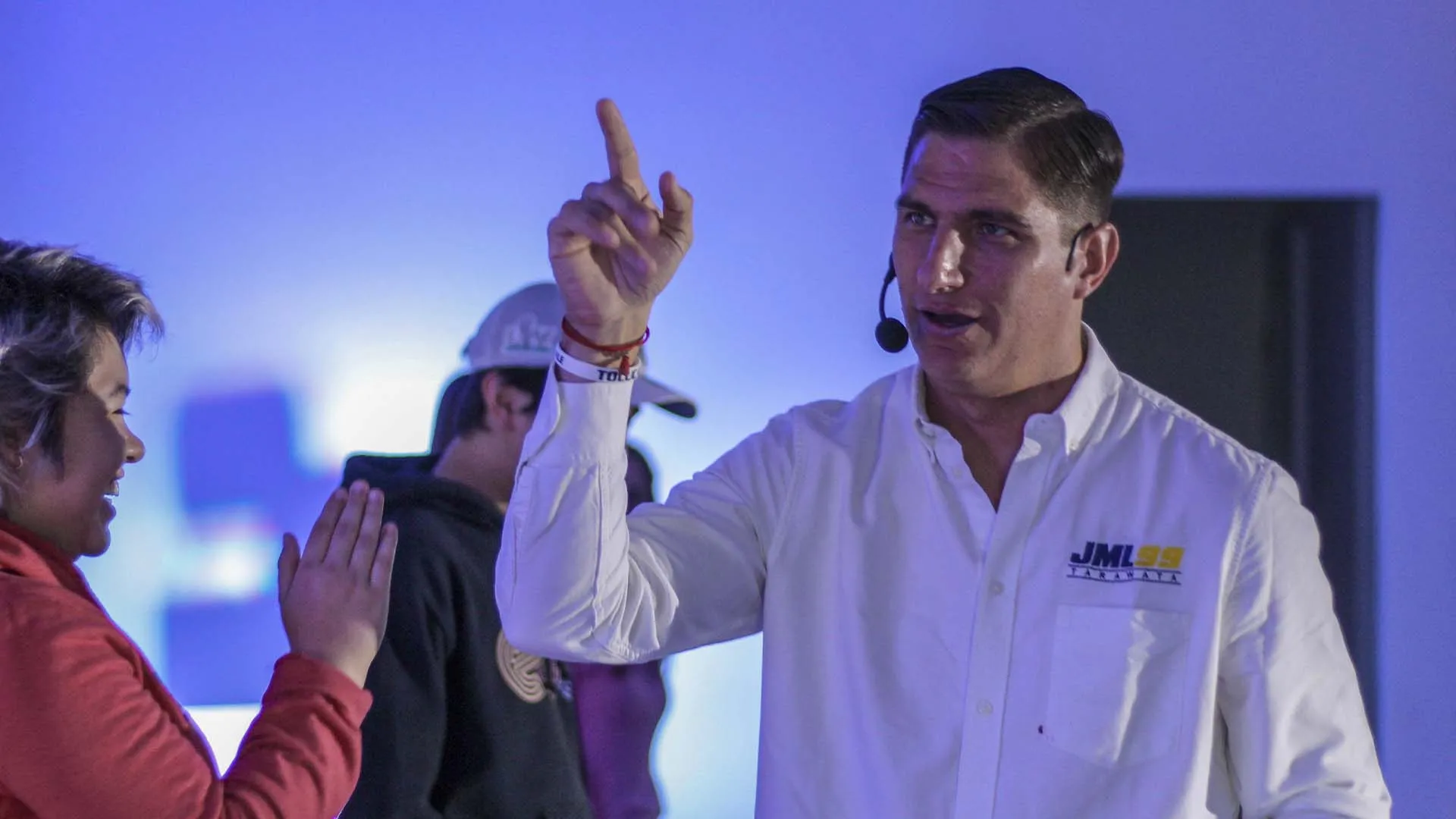 Exjugador de fútbol americano con sordera, comparte su historia de éxito