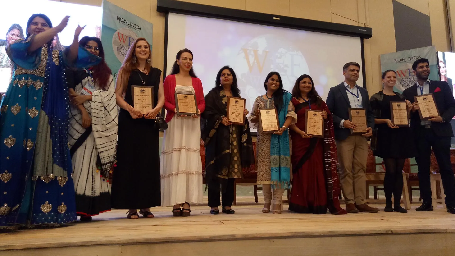 Katia Villafuerte Cardona, reconocida como Mujer Icónica que crea un mundo mejor para todos por el WEF. 