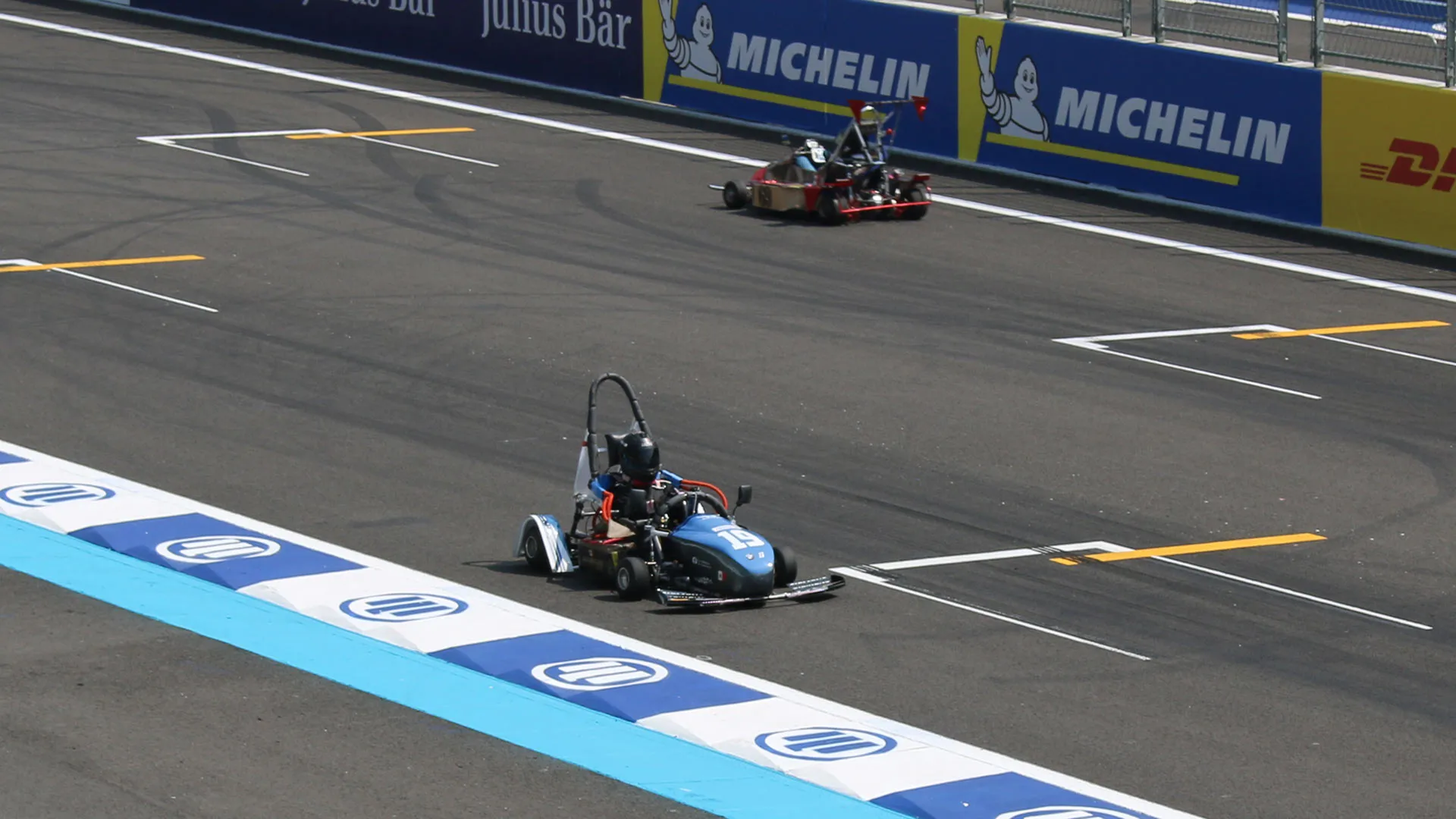 Julia García manejando en  carrera dee exhibición