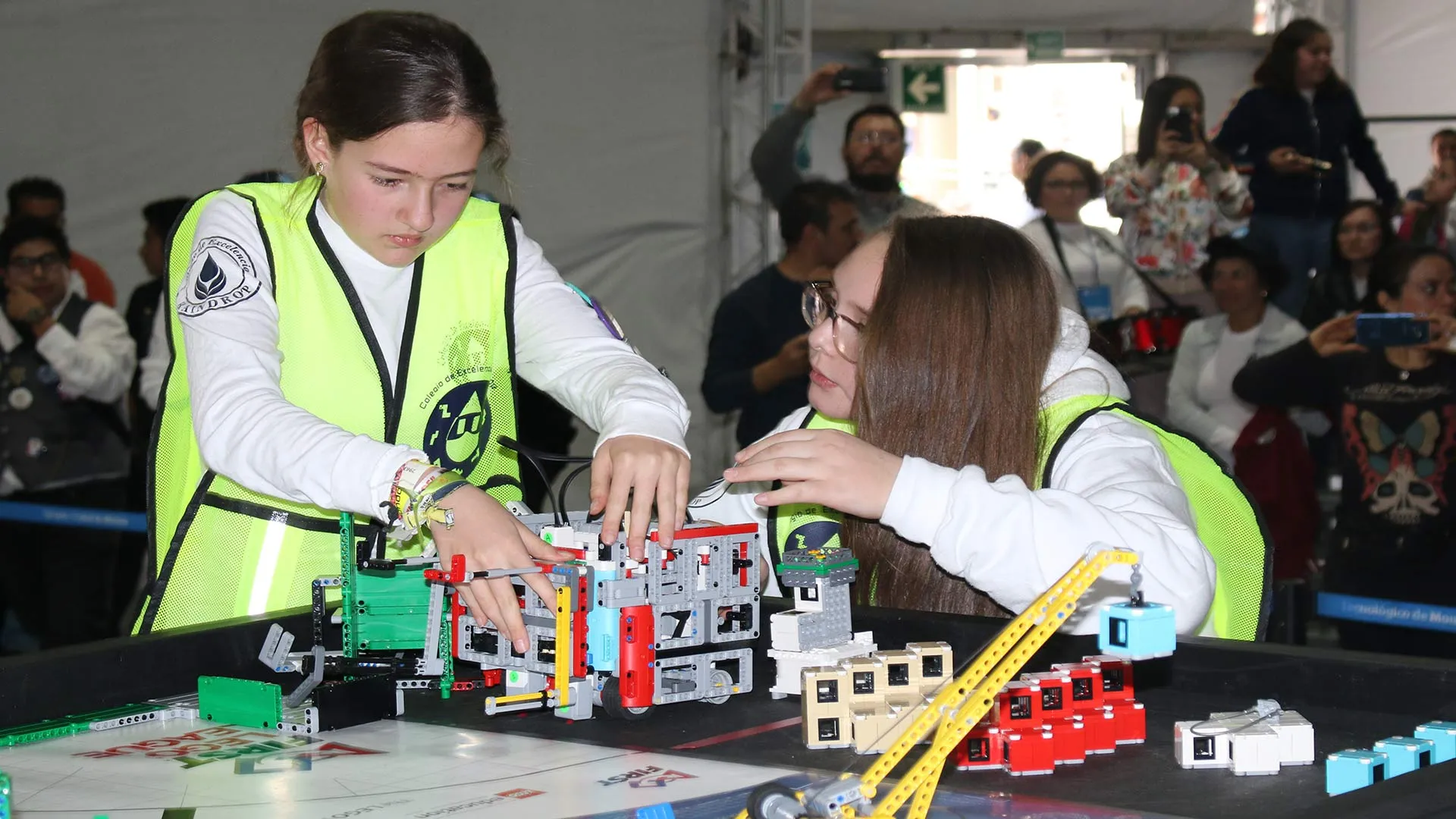 Niñas aprendiendo robótica