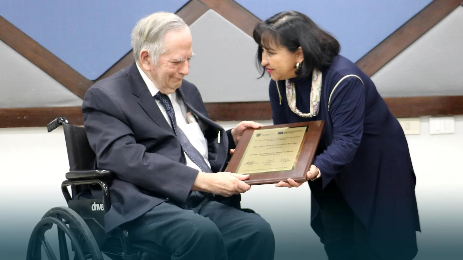 Reconocen al ingeniero Antonio González Arechida con presea de la Asociación de Maestros Eméritos 