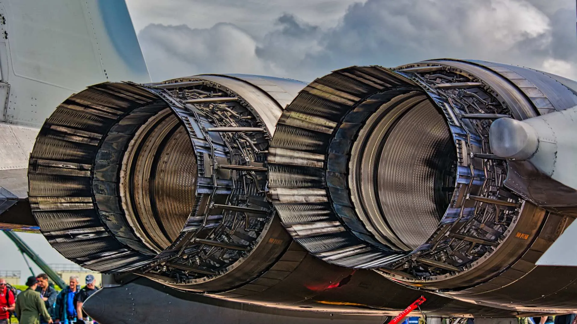 Turbinas de un avión construyéndose y probándose