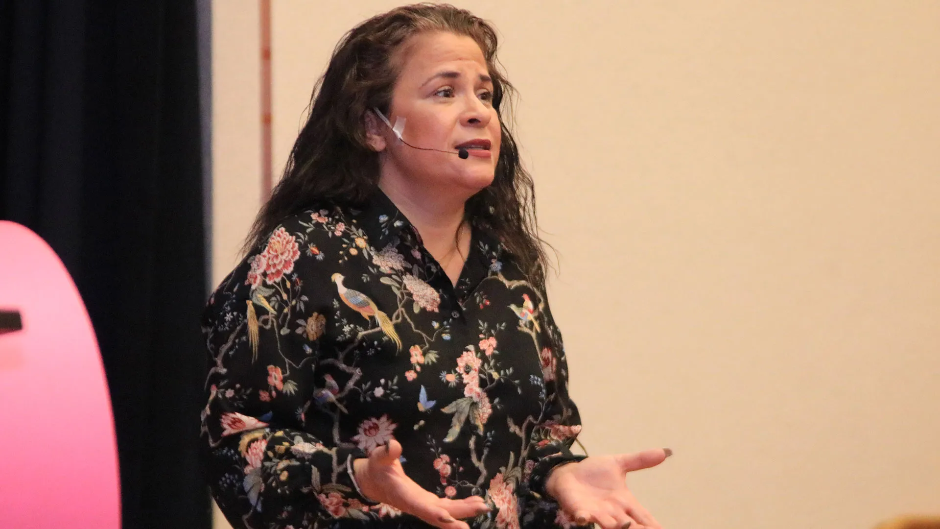 Con ritmo, cantante y actriz de doblaje mexicana empodera mujeres Tec